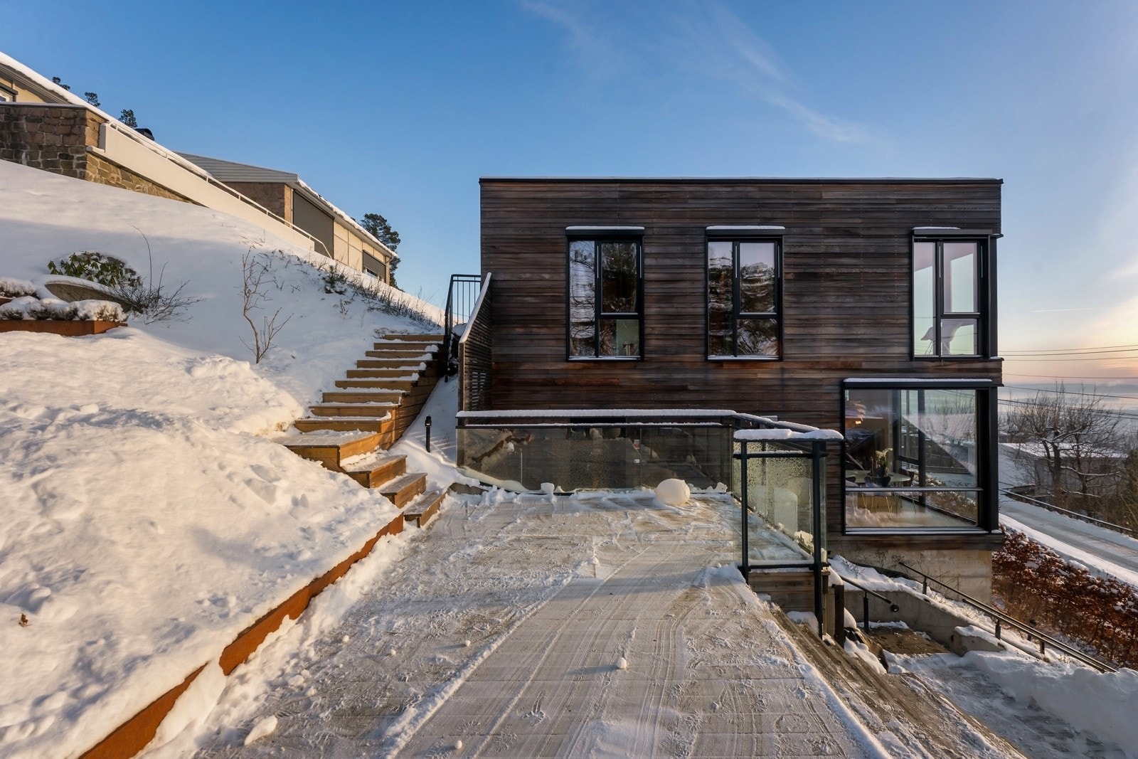 Godt utnyttet uteområder i flere nivåer på totalt 75 m². Galleribilde