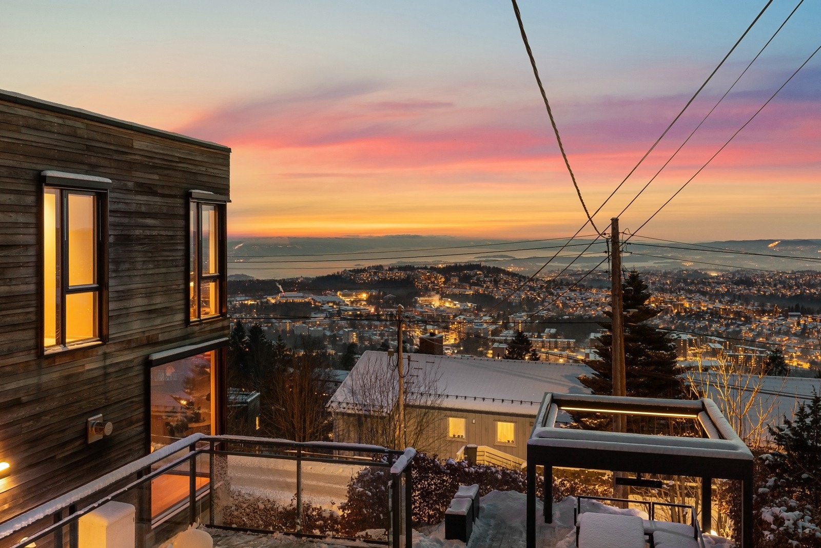 Boligen er beliggende høyt og fritt, og har panoramautsikt over byen og fjorden. Galleribilde