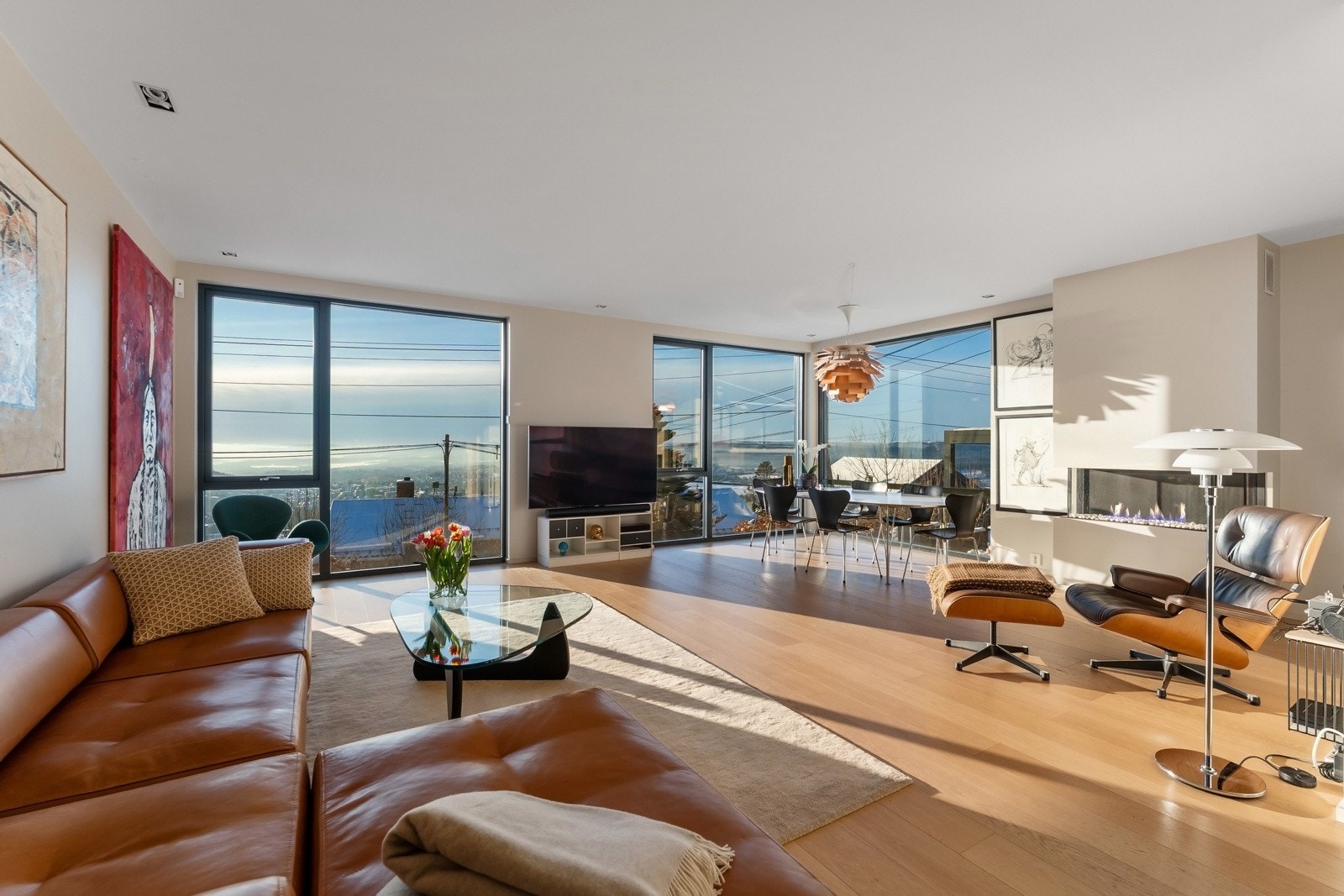 Stuen i 1.etasje er romslig og flott opplyst med store vindusflater. Den fantastiske utsikten gir rikelig med naturlig lys, og skaper en god atmosfære. Galleribilde