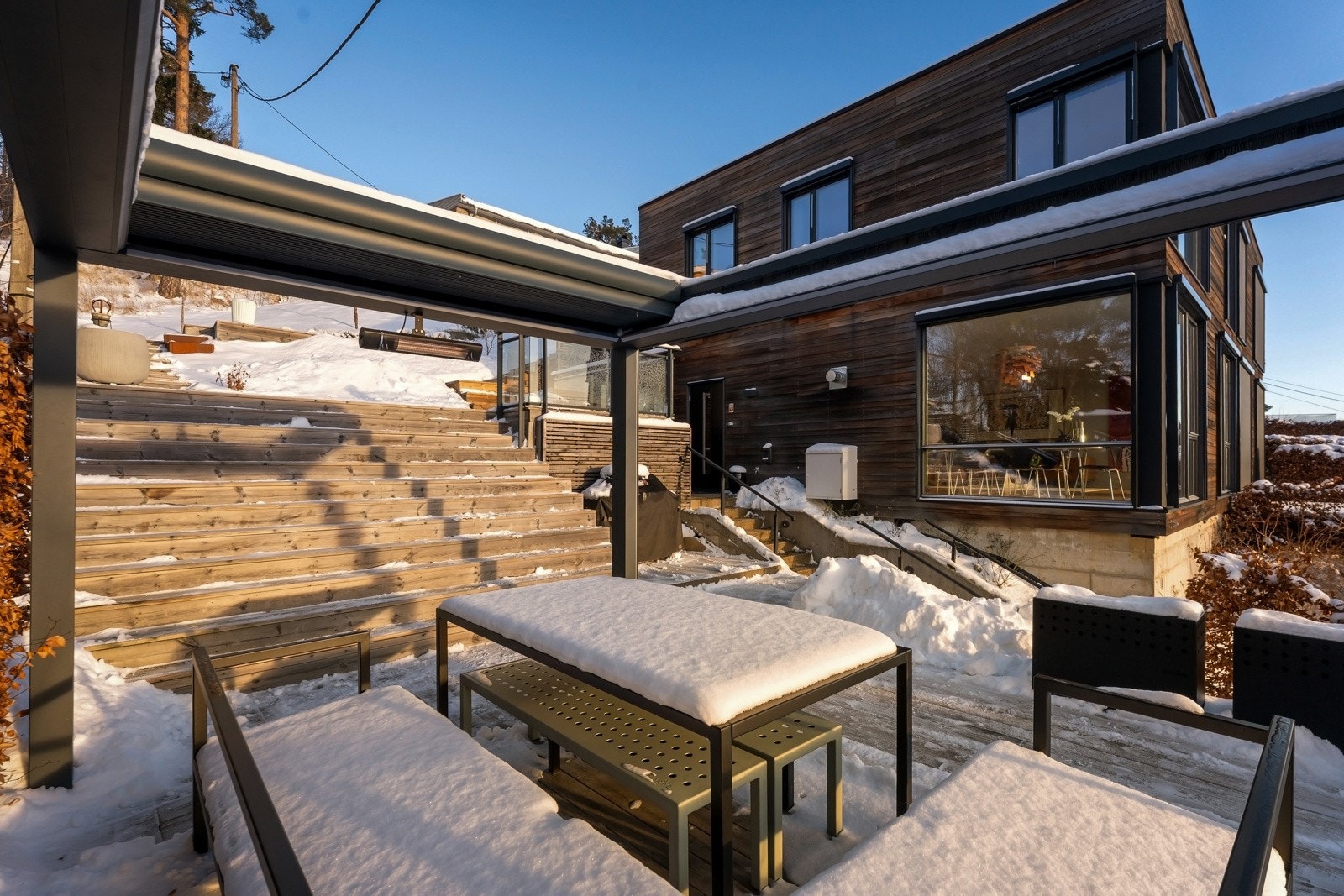 Eksklusiv pergola fra UTEdesign fra 2023, med motoriserte levegger, tak, varmelampe og strømuttak, som gjør det mulig å nyte uteområdet komfortabelt og forlenge sommersesongen. Galleribilde