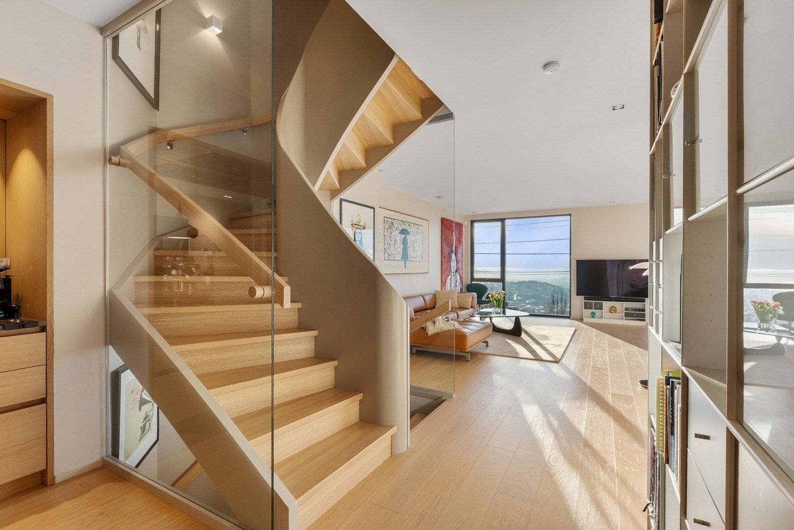 Unikt spesialbygd trappeløp som elegant binder de ulike etasjene sammen. Galleribilde