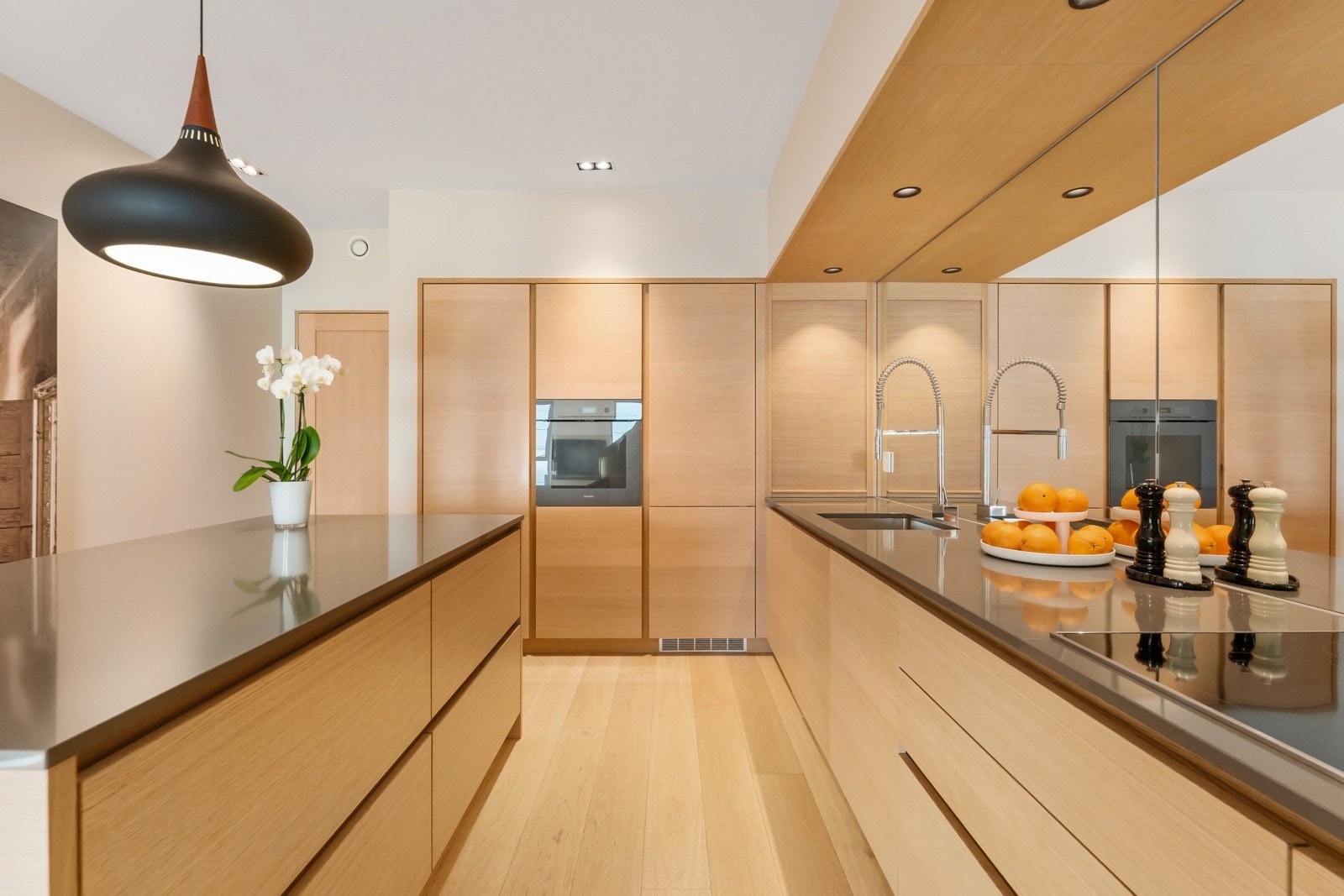 Her er det også en praktisk kjøkkenøy som gir ekstra arbeidsflate og skaper en naturlig overgang mellom kjøkken og stue. Galleribilde