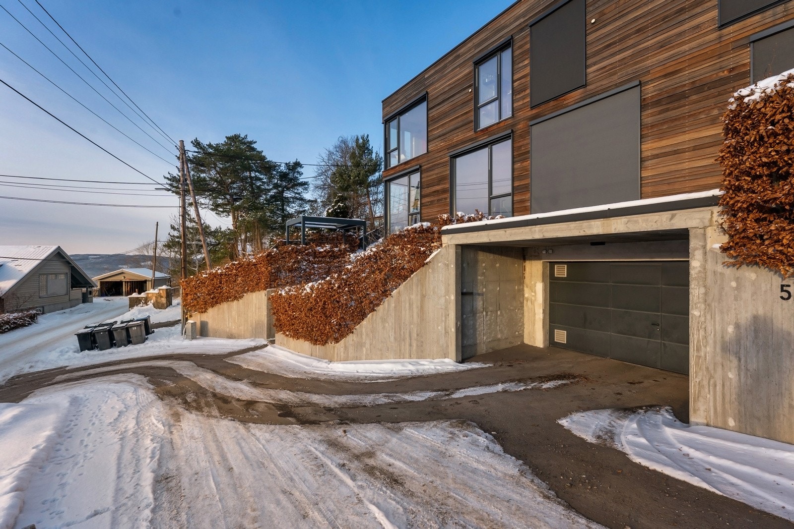 Både oppkjørsel og trapp til boligen er utstyrt med varmekabler for ekstra komfort og trygghet året rundt. Galleribilde