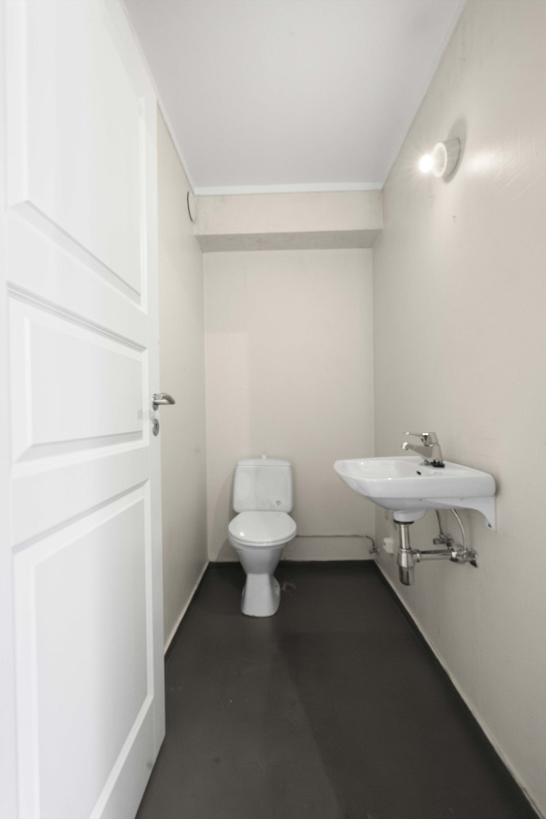 Toalettrom rett via badet Galleribilde