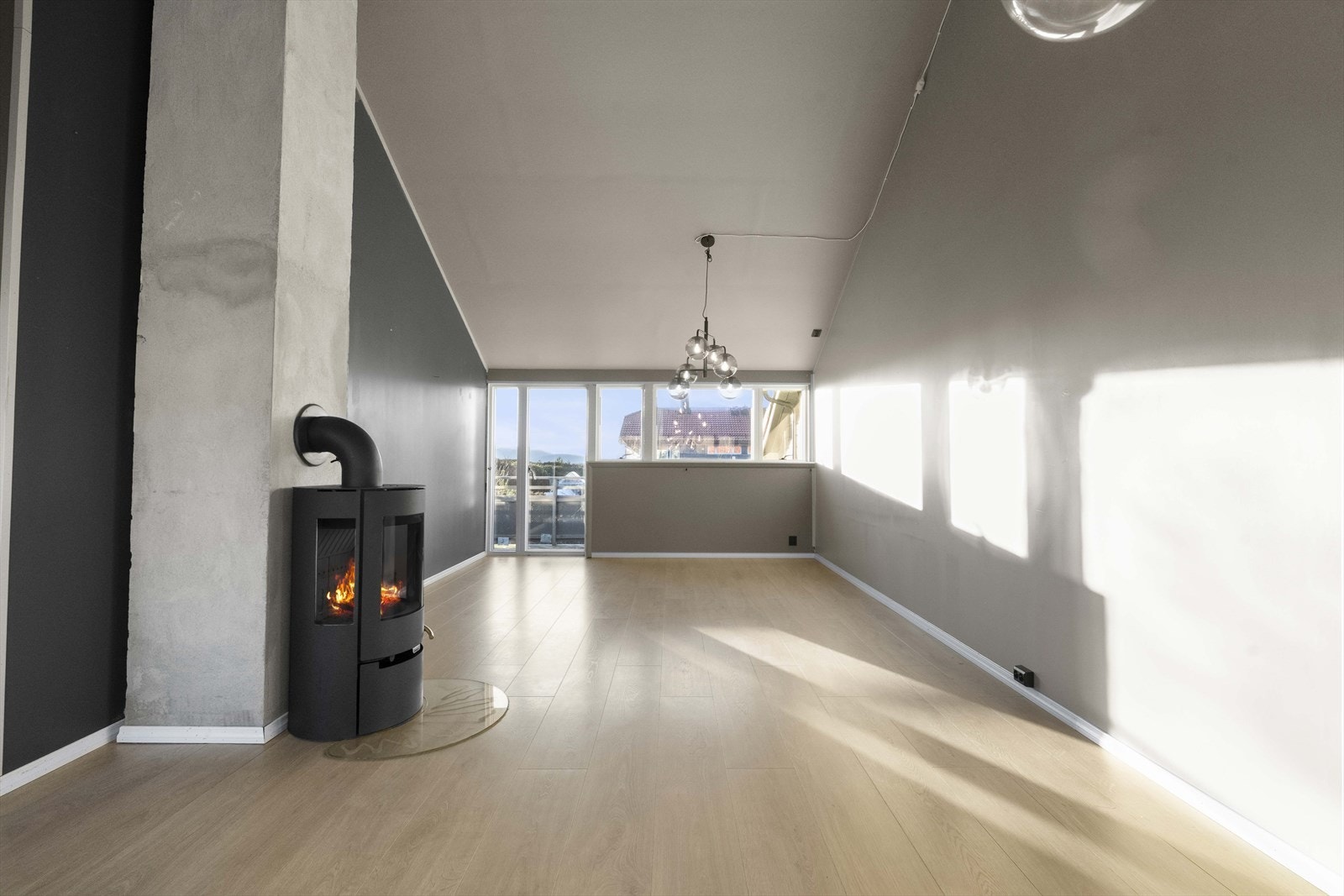 Det er god takhøgde i bustaden. Galleribilde