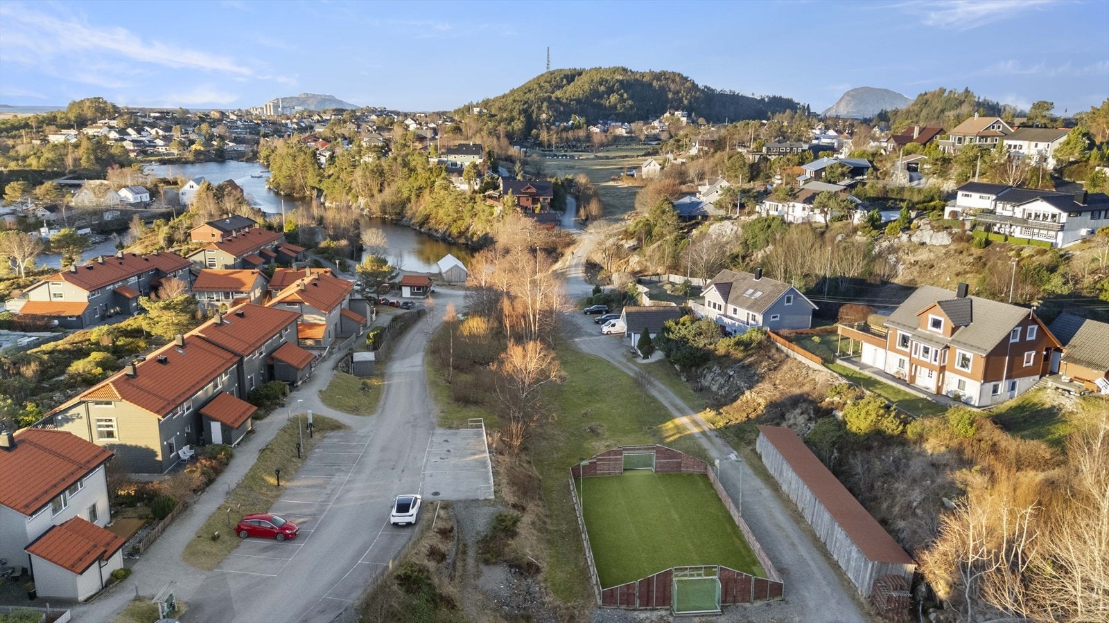 Det er både ballbinge og lekeplass for barn i burettslaget Galleribilde