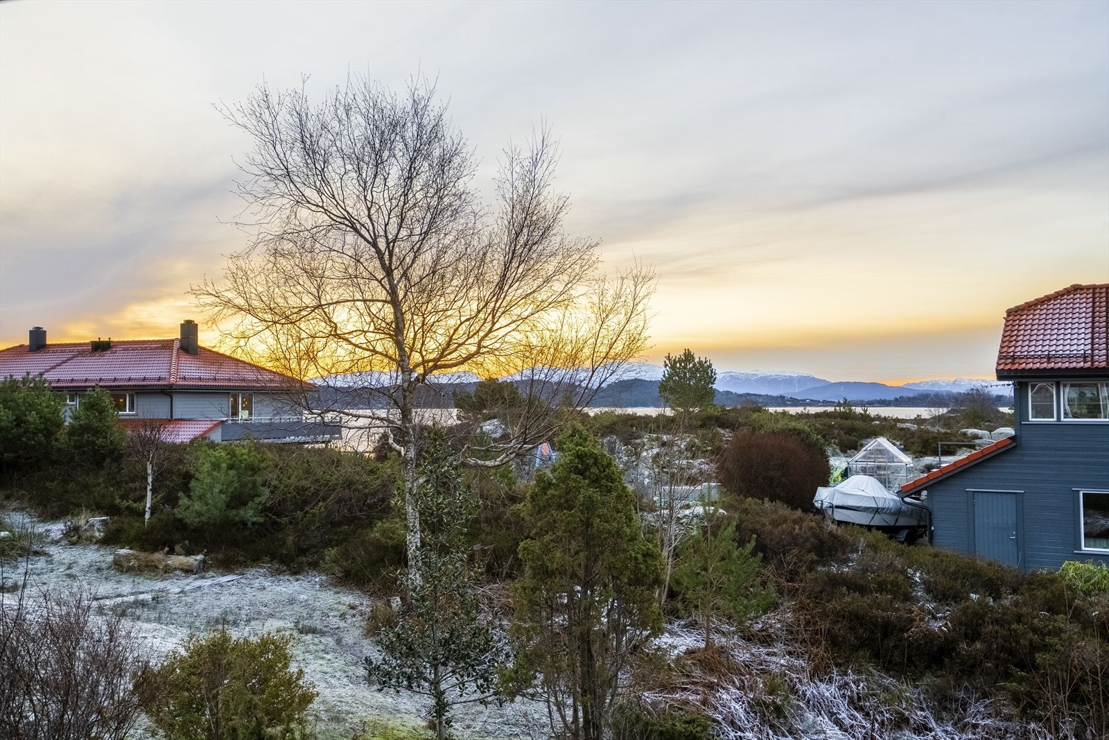 Naturen tett på gjer det grønt og fint på vår/ sommarstid og på hausten er det nydeleg farge i lyngen. Galleribilde