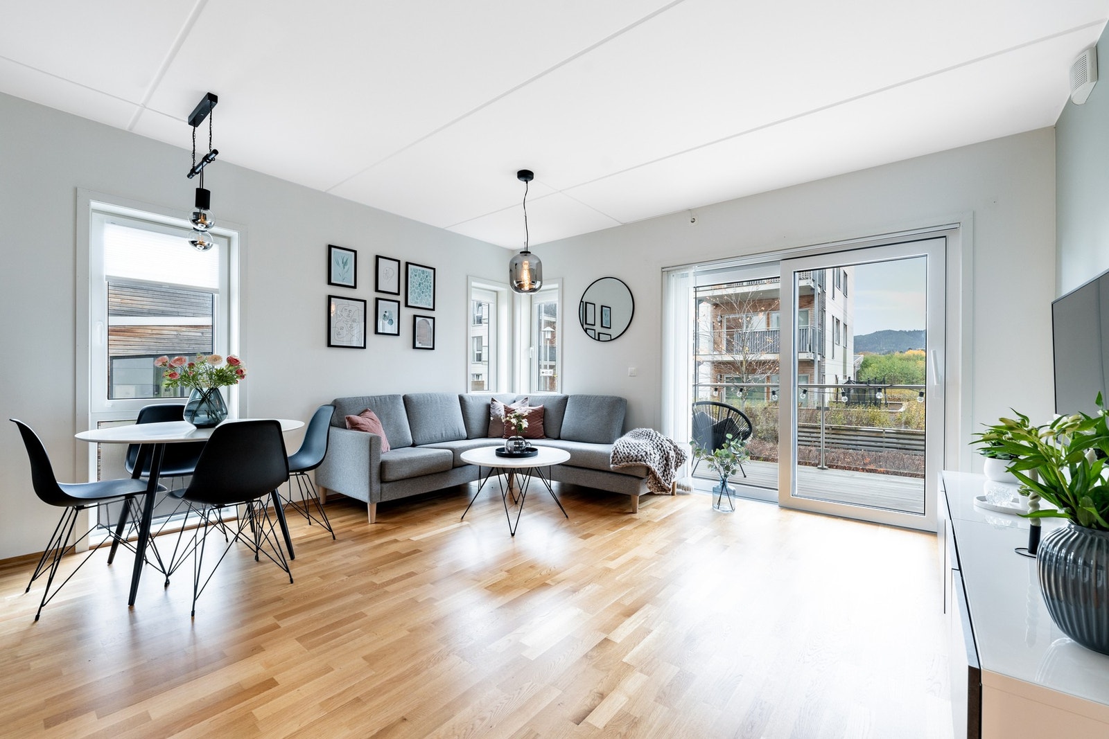 Leiligheten har en endebeliggenhet i bygget og har derfor godt med lysinnslipp fra flere kanter, noe som bidrar til en behagelig atmosfære. Galleribilde