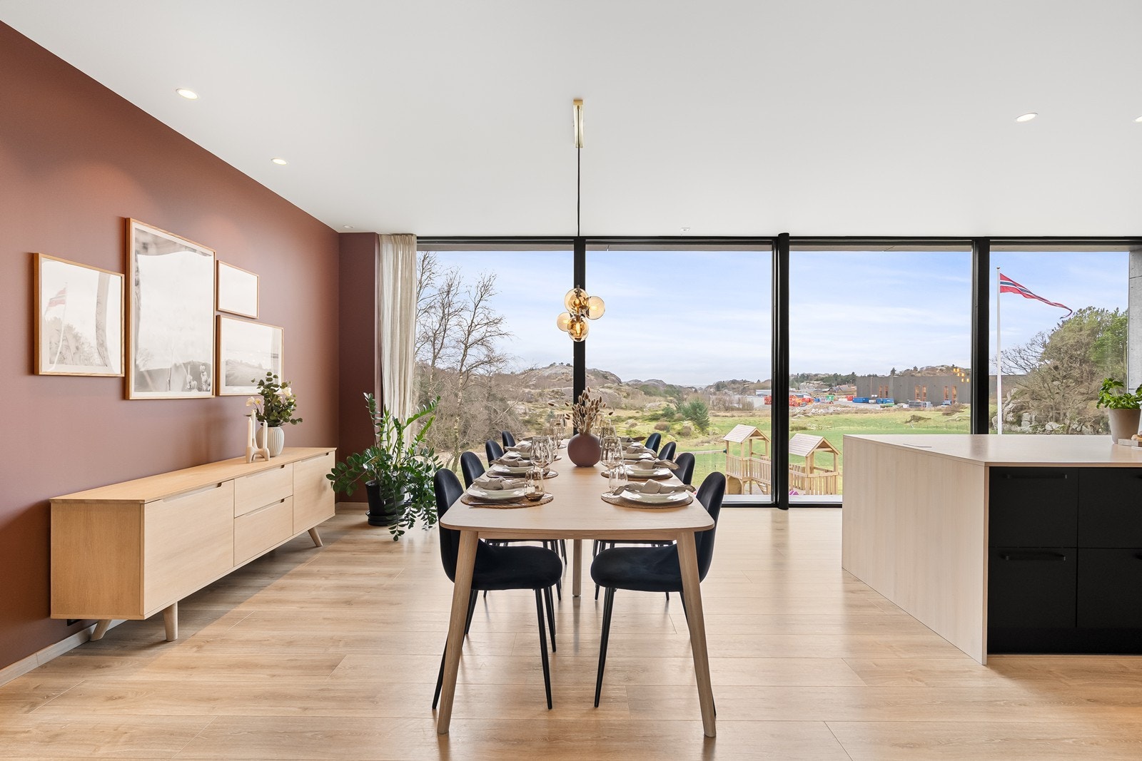 Spisestue med nydelig utsikt. Galleribilde