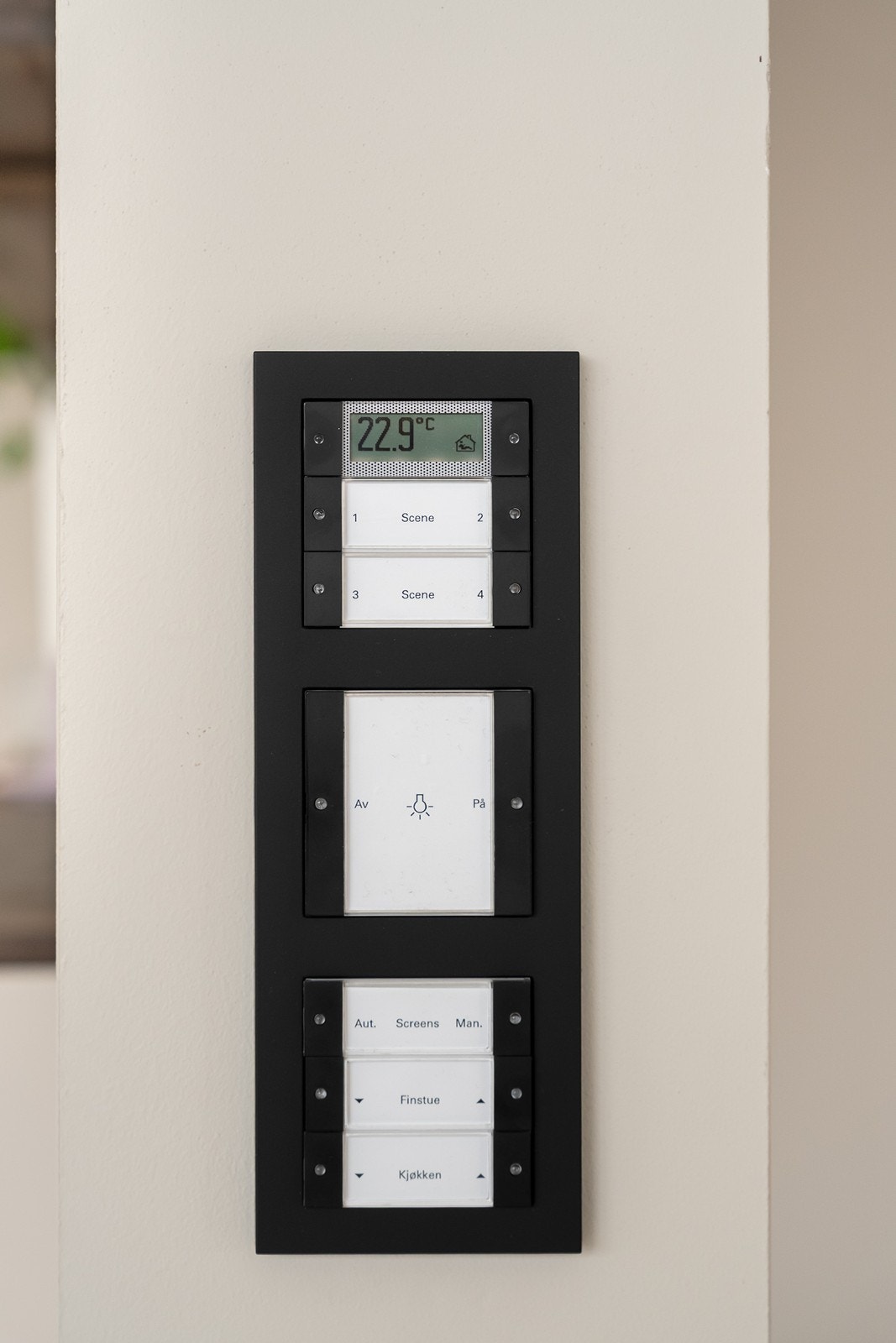 Boligen har et integrert styringssystem som gir enkel kontroll av lys, varme og solskjerming. Galleribilde