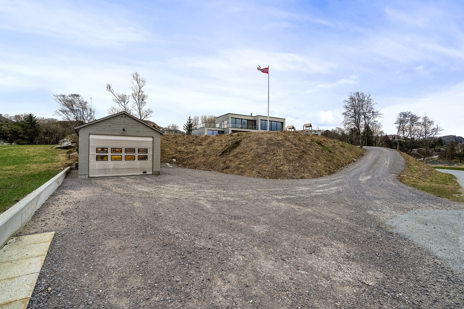 Frittstående garasje på ca. 37 kvm. i tillegg til garasje integrert i bolig. Galleribilde