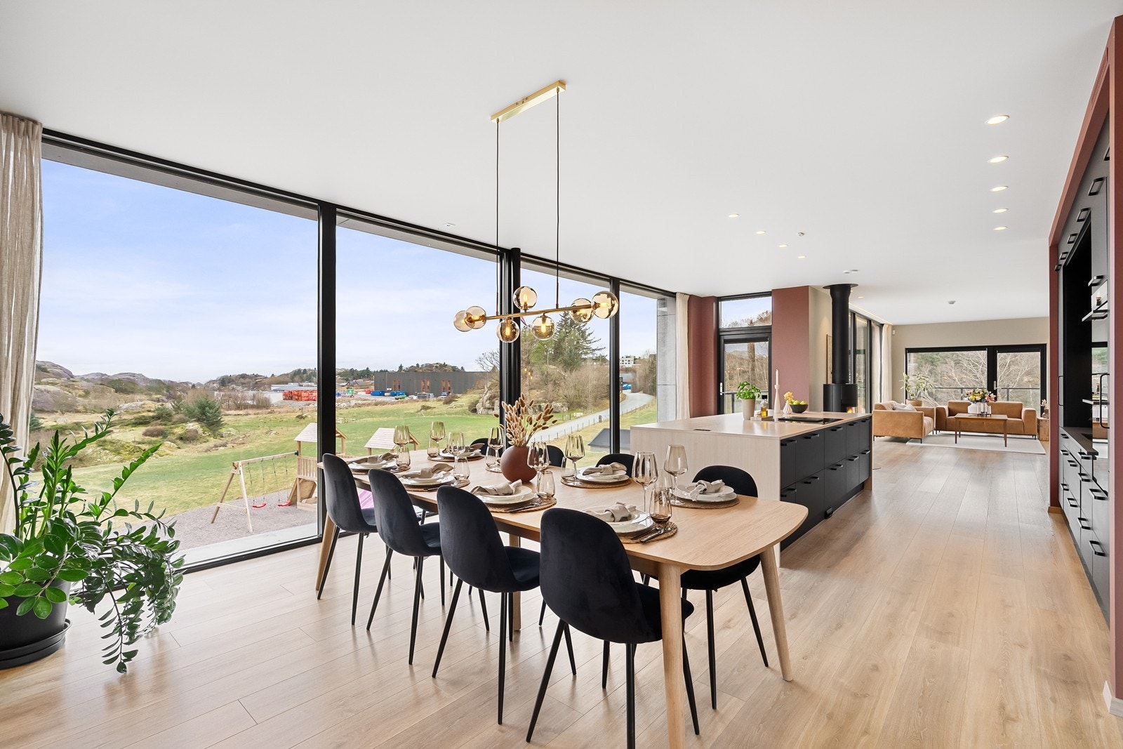 Spisestue/stue/tv-stue og kjøkken - fint beliggende i andre etasje med store vindusflater som gir rikelig med dagslys - utvendig solskjerming i flere av vinduene. Galleribilde