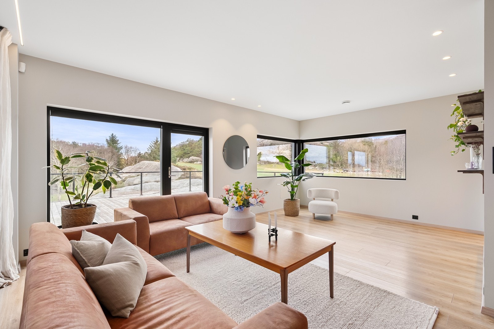 Stuen har en god størrelse med flere gode møbleringsmuligheter. Galleribilde