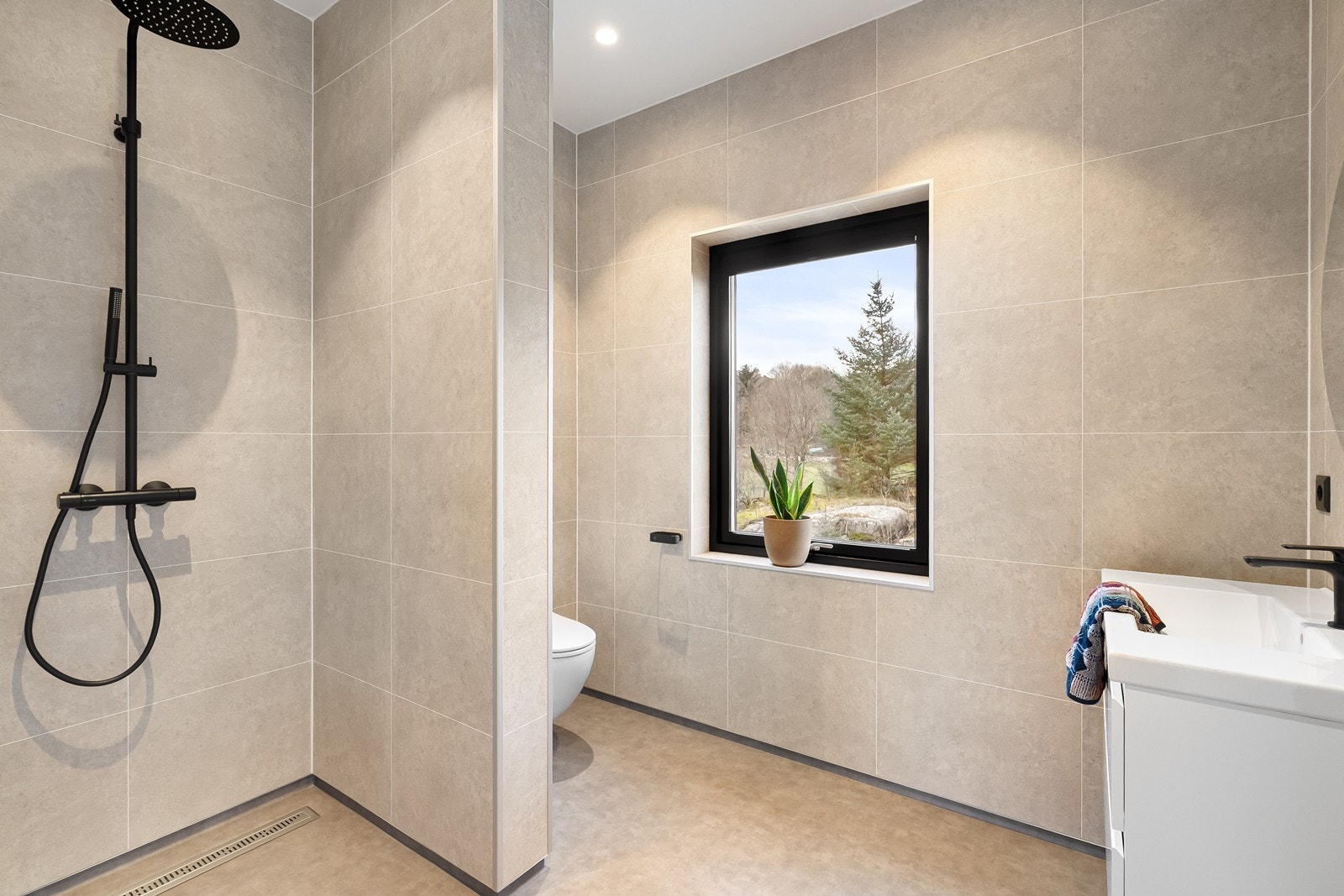 2. etasje: Bad - Boligen har 2 bad, gjestetoalett og eget vaskerom. Galleribilde