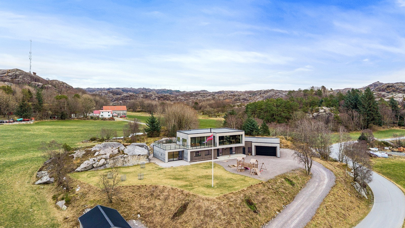 Aktiv eiendomsmegling Jæren v/Steinar Stokka har gleden av å presentere Sørskogvegen 44! En sjelden mulighet til å skaffe seg en nyere enebolig med stor tomt. Foto: Brian - Engen Visuals Galleribilde