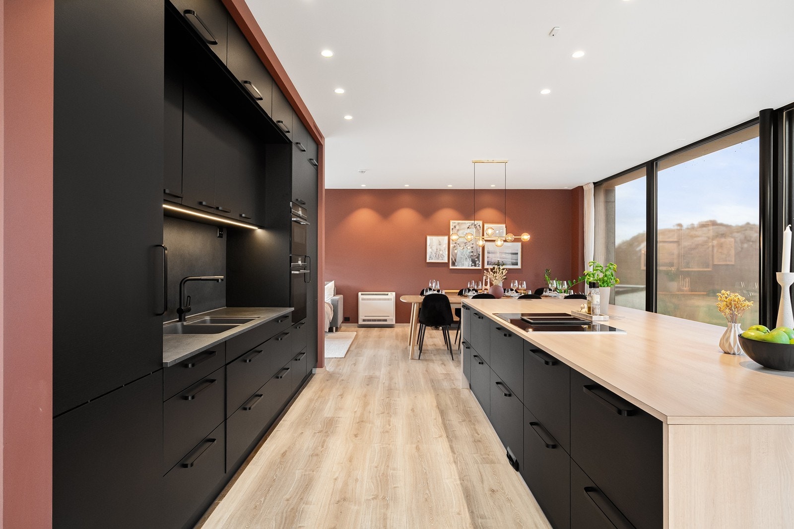 Fin plassering av kjøkken med nærhet til romslig spiseplass. Galleribilde