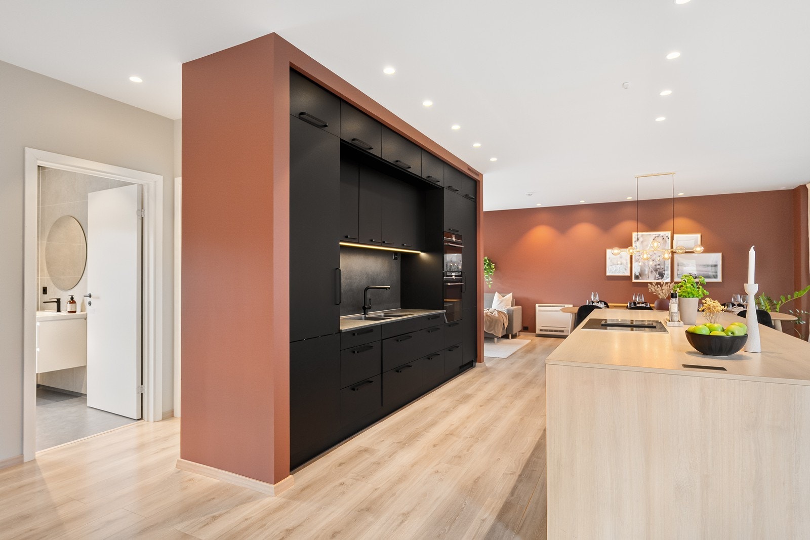 Fint innrammet kjøkken med god skap- og skuffeplass. Galleribilde