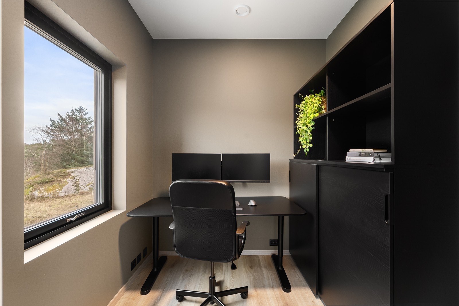 Kontor (rommet brukes til kontor, men er på godkjente tegninger godkjent som bod). Galleribilde