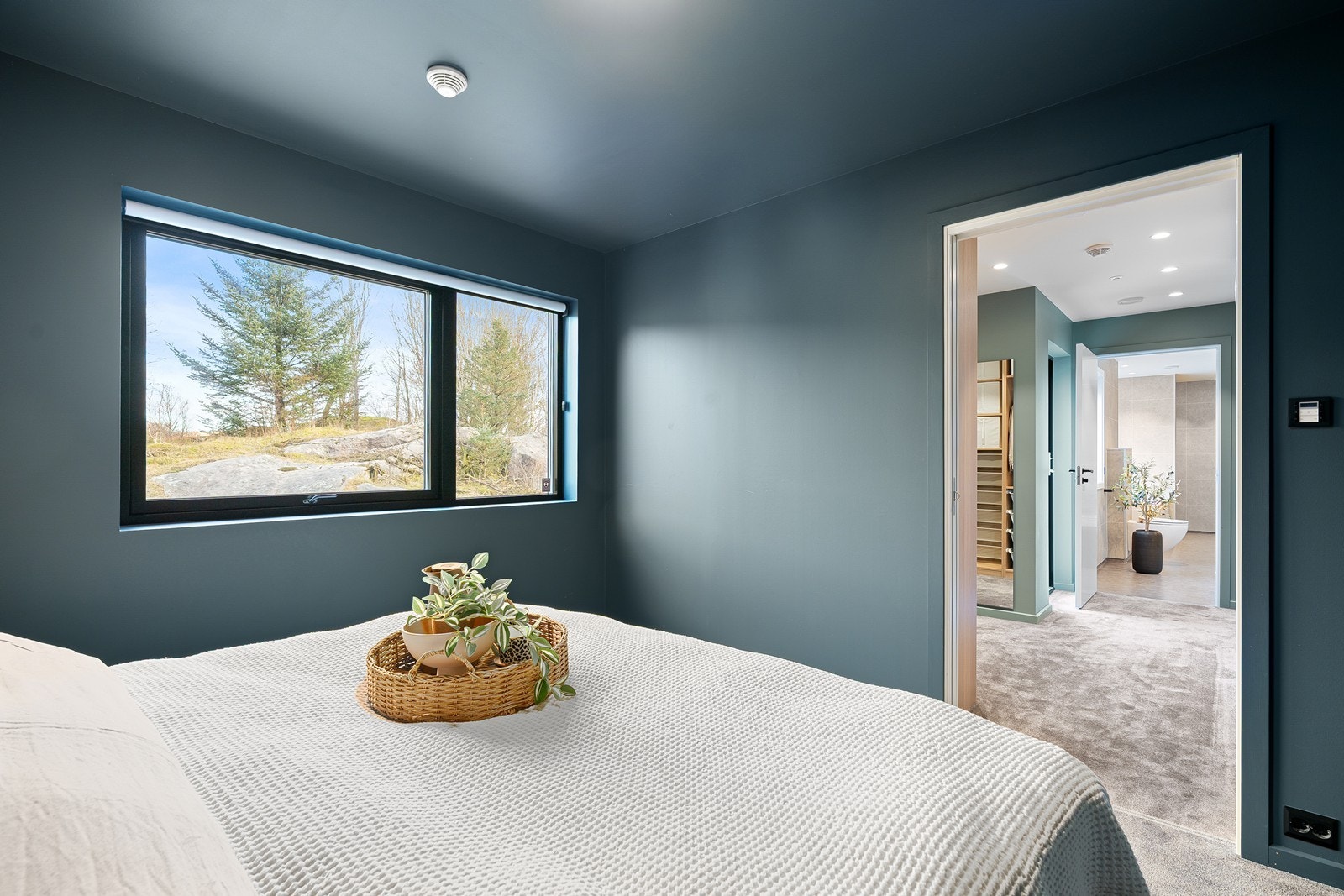 Hovedsoverom med garderoberom og direkte inngang til bad Galleribilde