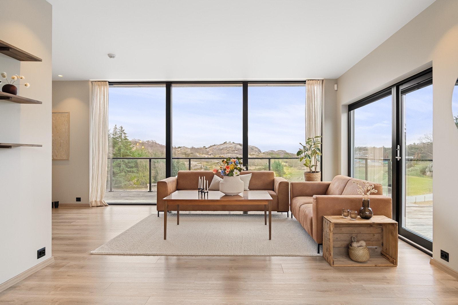 Belysning av spotter og ledstripe i tak. Galleribilde