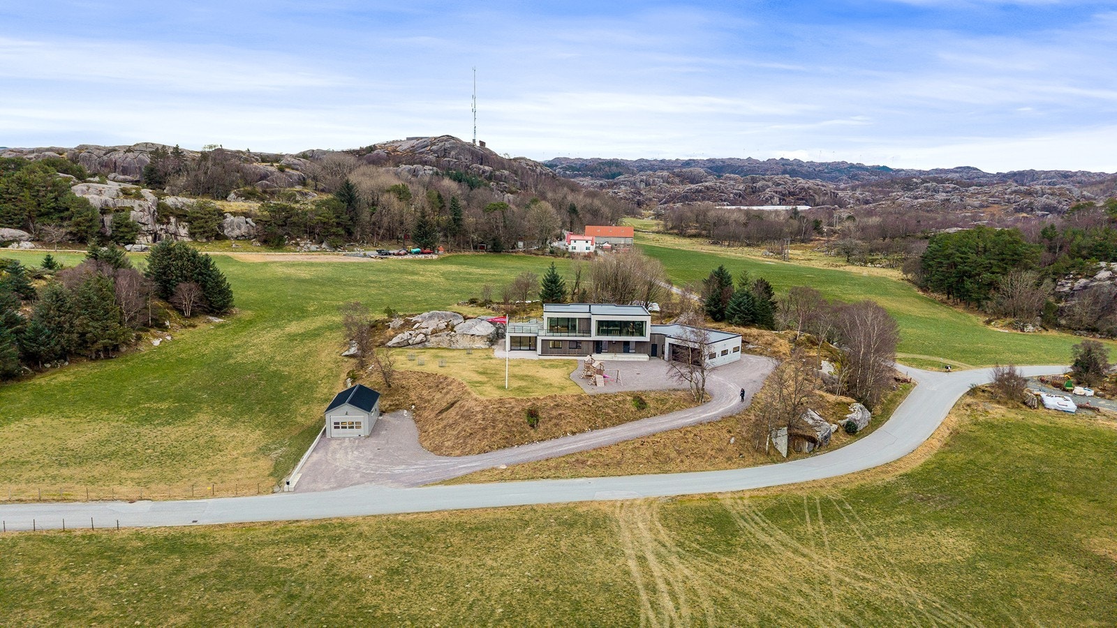 Boligen ligger fint til med gode solforhold og umiddelbar nærhet til turområder. Galleribilde