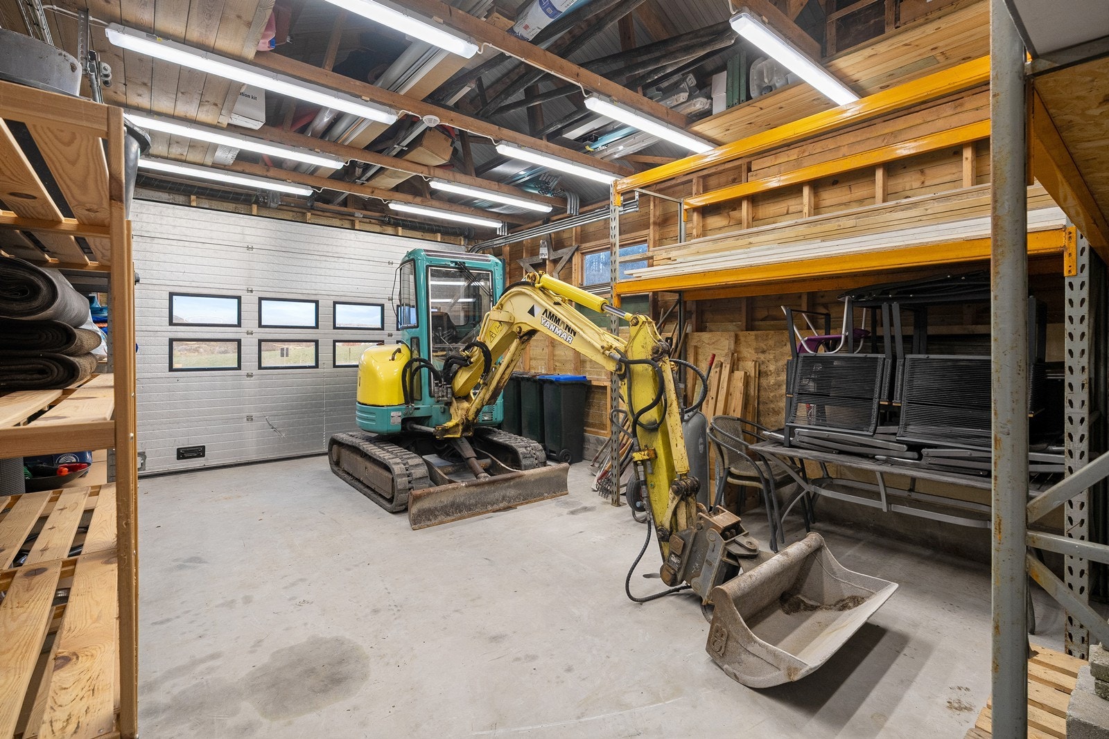 Frittstående garasje som har innlagt strøm og vann. Det er også god belysning. Garasjeport og sidedør. Galleribilde