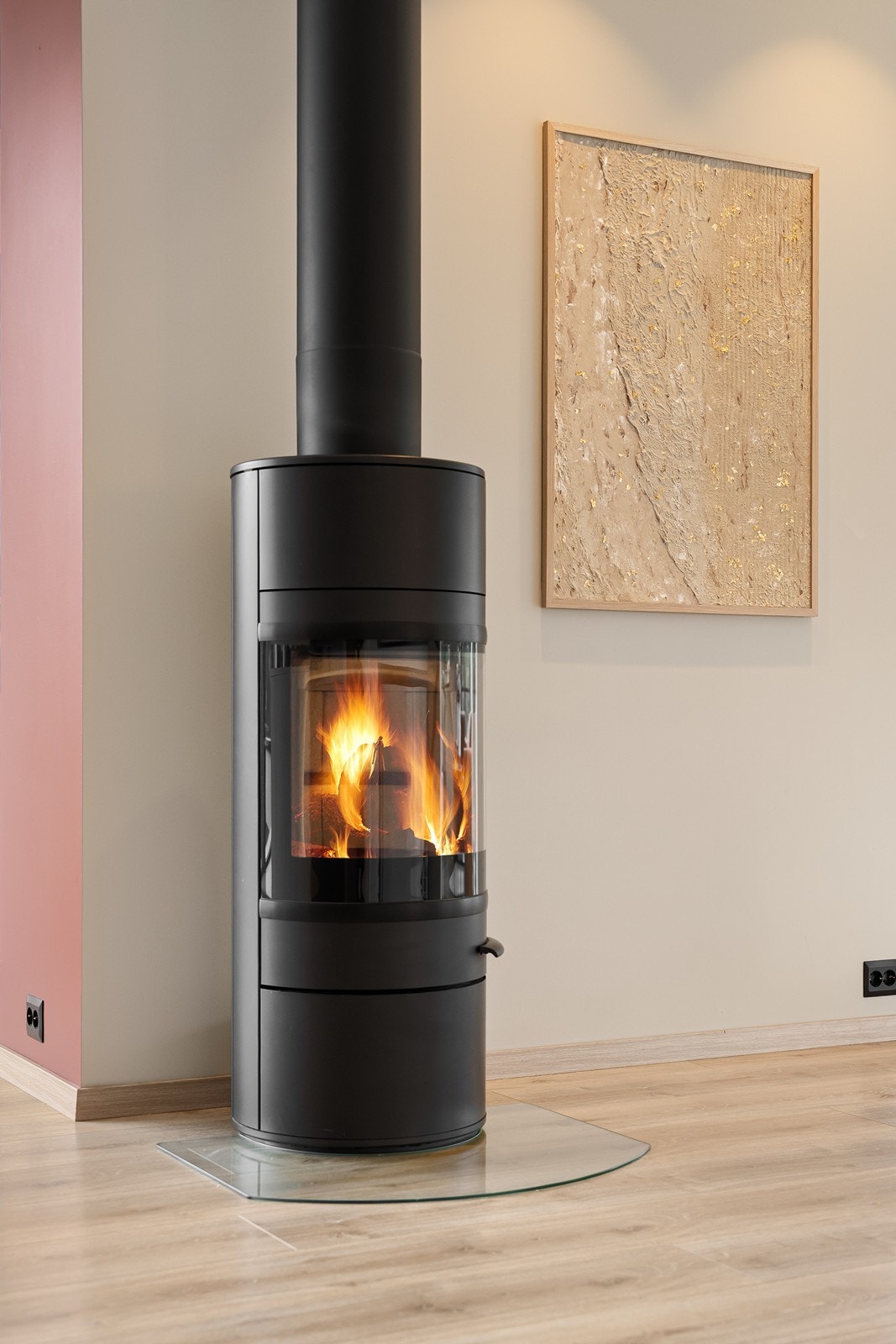 Det er gulvvarme i alle rom i andre etasje og de fleste i første etasje i tilleg er det vedovn og varmepumpe. Galleribilde