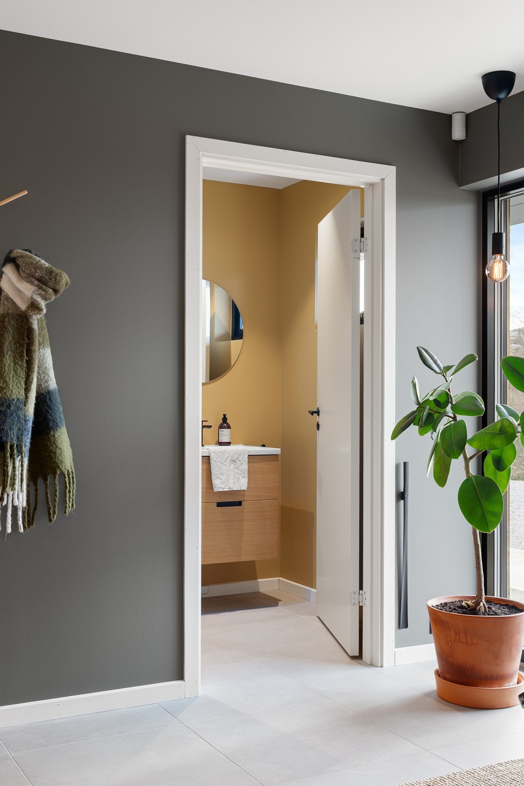 Gjestetoalett like ved inngangsparti. Galleribilde