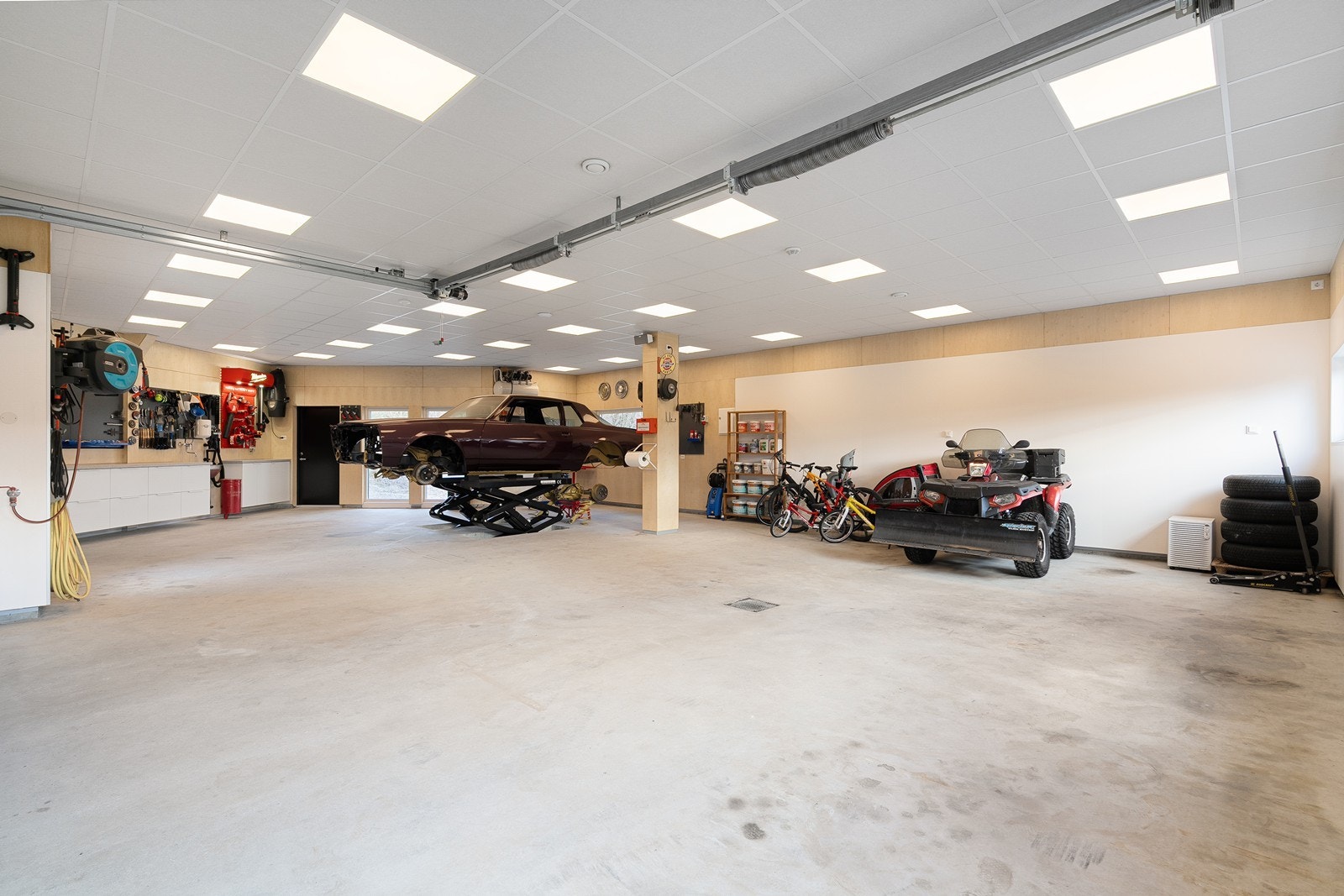 Dobbel garasje og verksted (verksteddel er på godkjente tegninger godkjent som stue. Det skal være fysisk skille mellom stue og garasje). - Garasjen/versksted er isolert, også med isolert garasjeport. Galleribilde