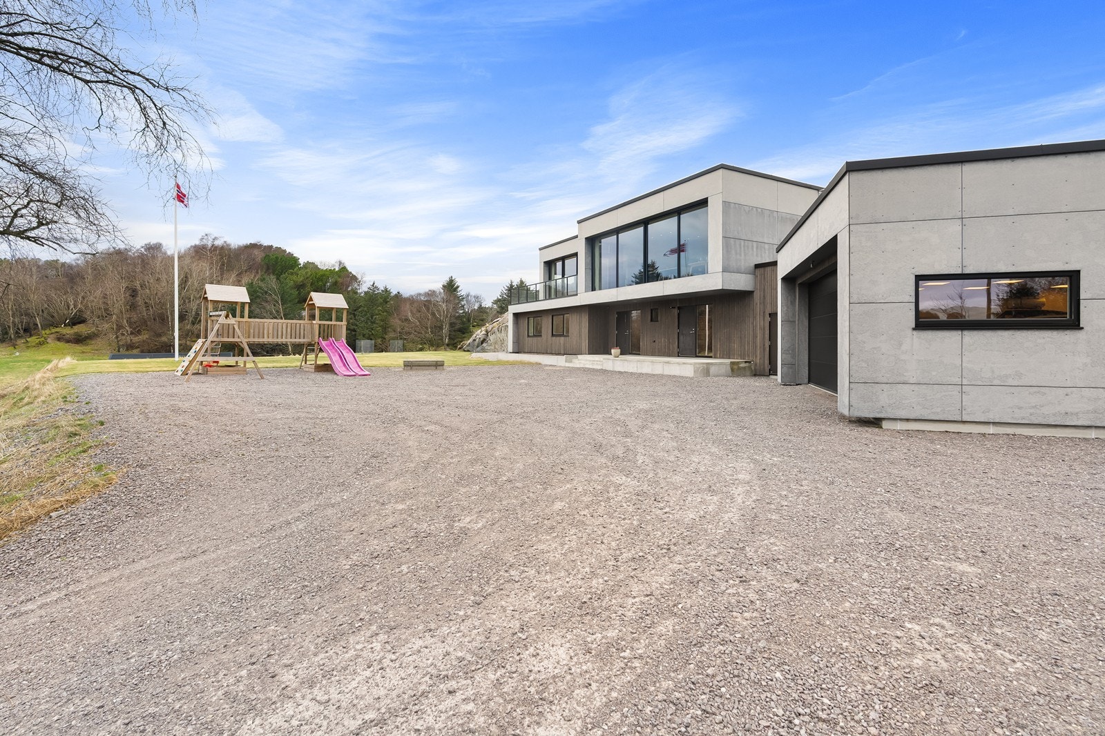 Romslig gårdsrom med gode parkeringsmuligheter. Galleribilde