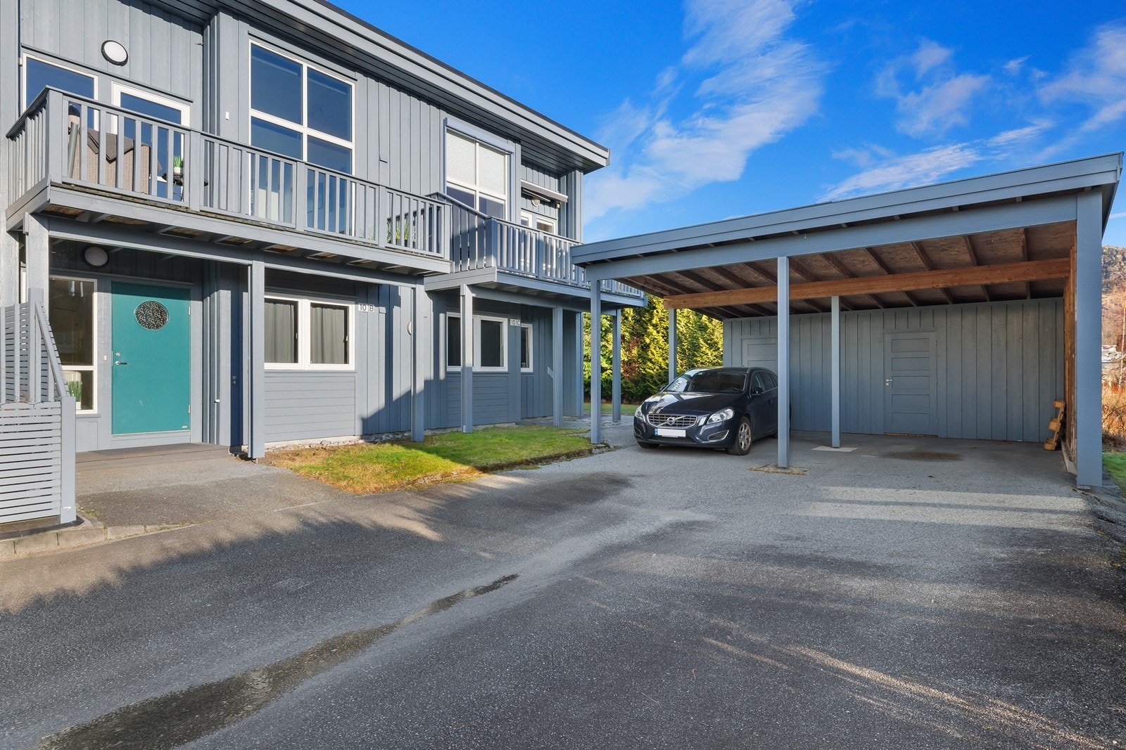 Inngangsparti med overbygg som skjermer mot vær og vind. Galleribilde