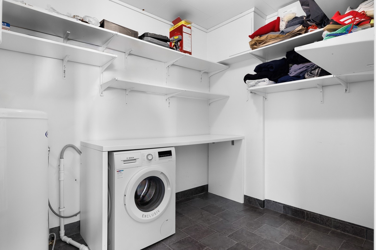 Romslig vaskerom med masse god oppbevaringsplass. Galleribilde