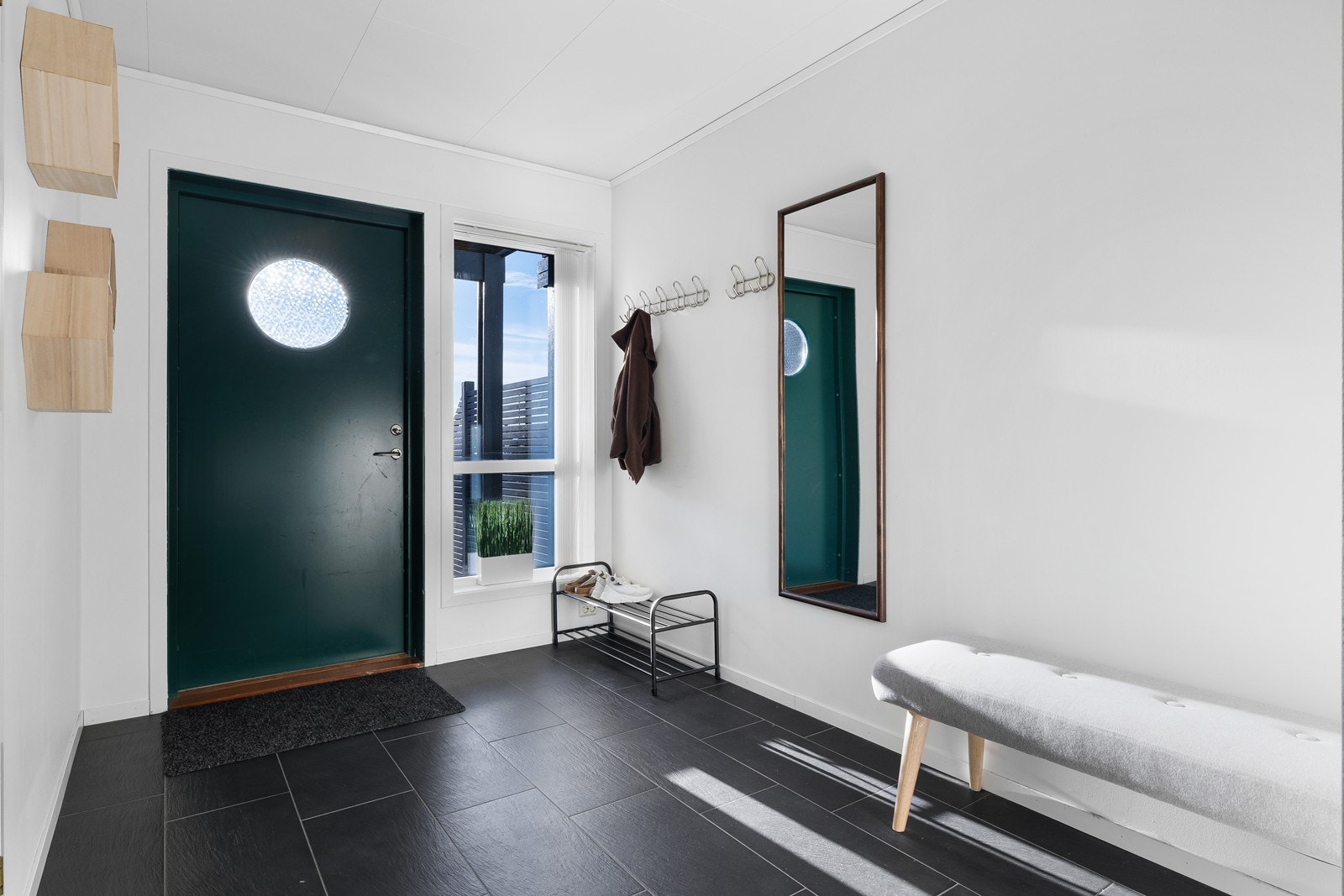 Lys og trivelig entre med god plass til yttertøy og sko. Galleribilde