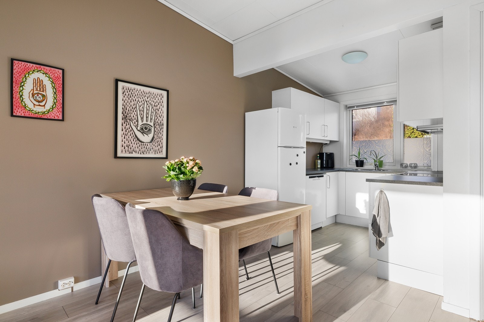 Naturlig plass til spisebord. Galleribilde