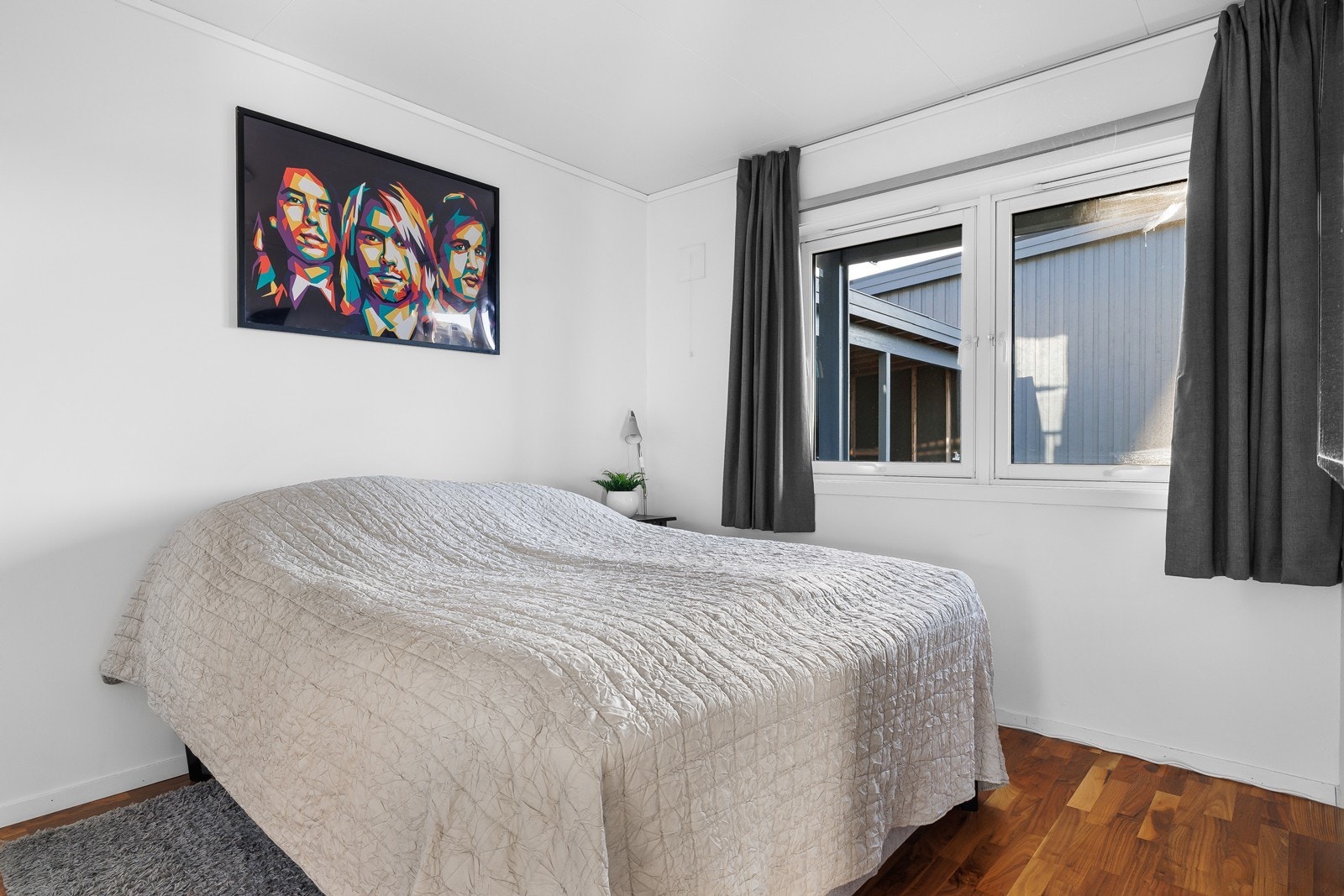 Hovedsoverommet er romslig med god plass til stor seng og tilhørende nattbord. Galleribilde