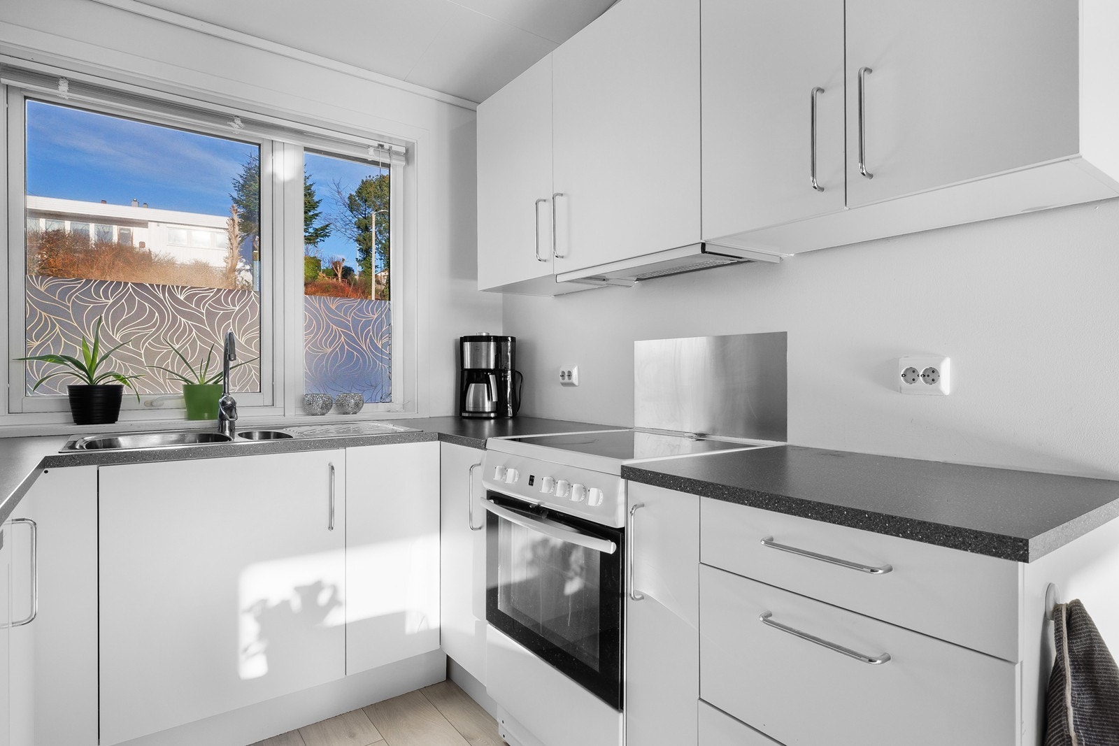 Kjøkkenet er lyst og har godt med skap og benkeplass. Galleribilde