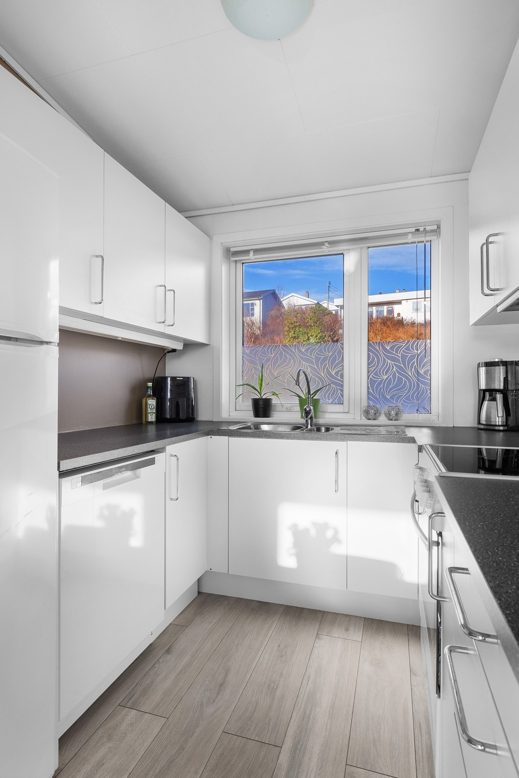 Vinduene over benken gir godt arbeidslys. Galleribilde