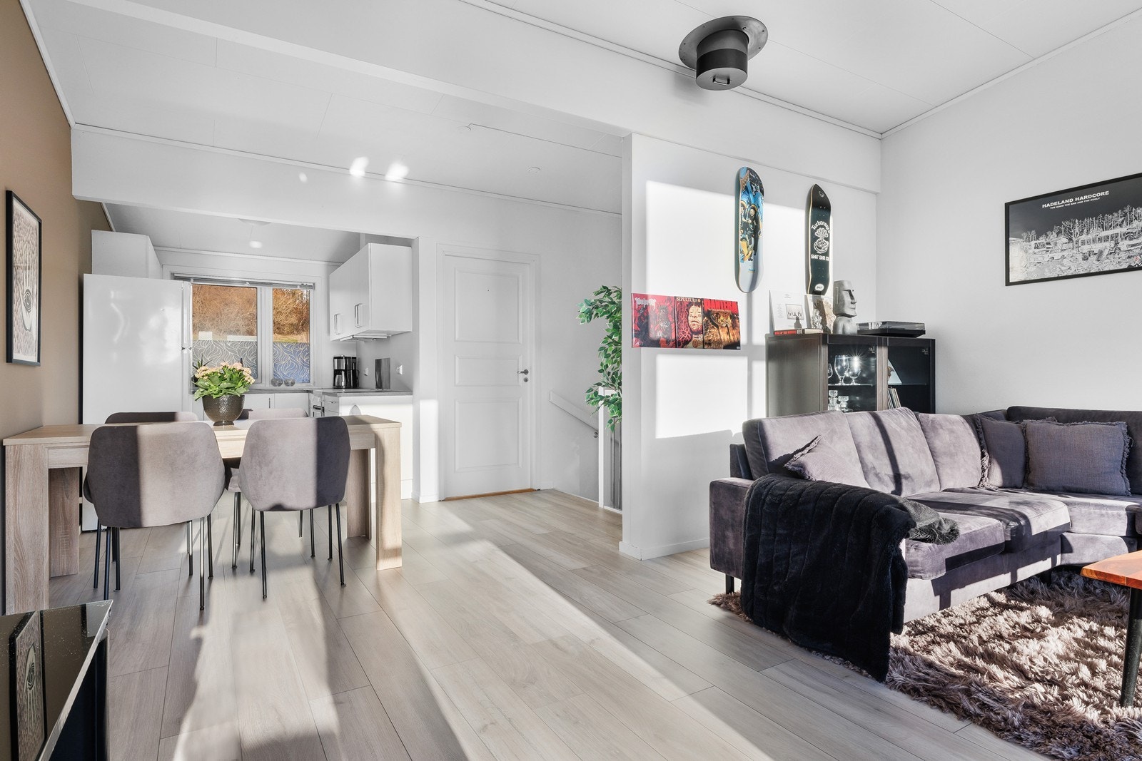 Åpen løsning fra stuen til kjøkkenet er praktisk og gir en god romfølelse. Galleribilde