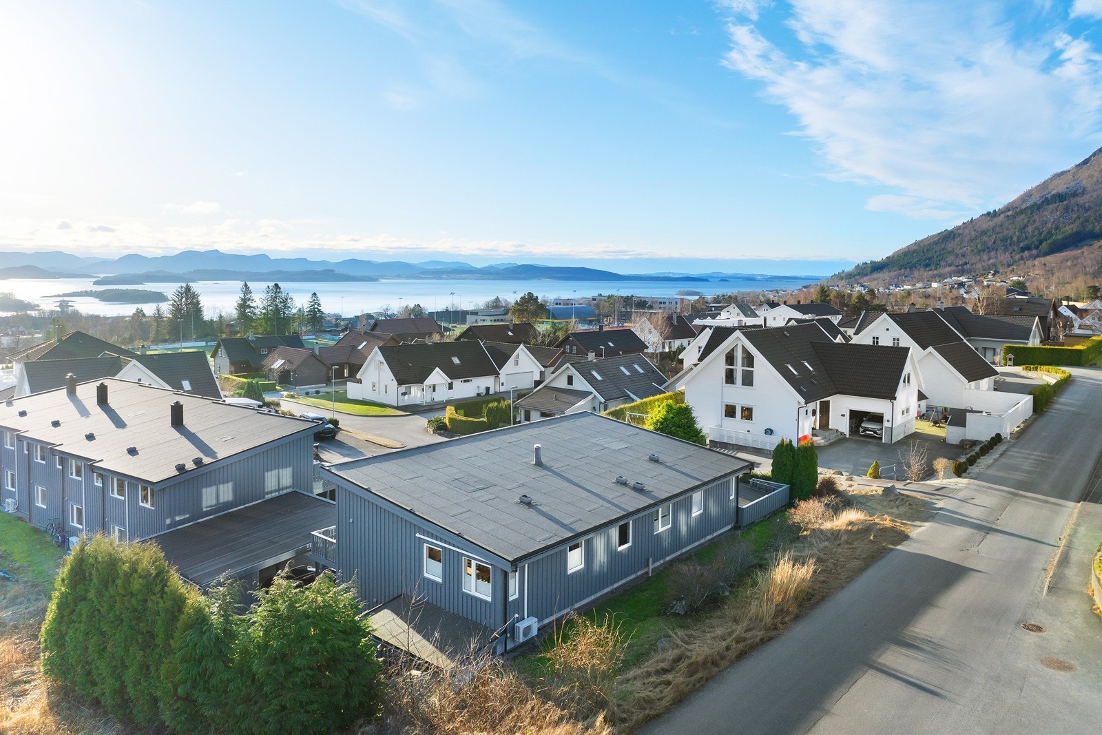 Moderne og praktisk rekkehus med 3 soverom 2 etasjer og carport. Sørvendt balkong med flott utsikt! Galleribilde