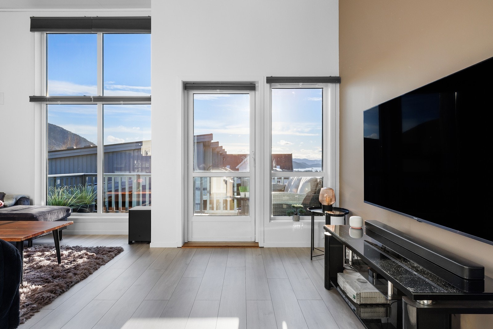 Utgang til balkongen fra stuen. Galleribilde