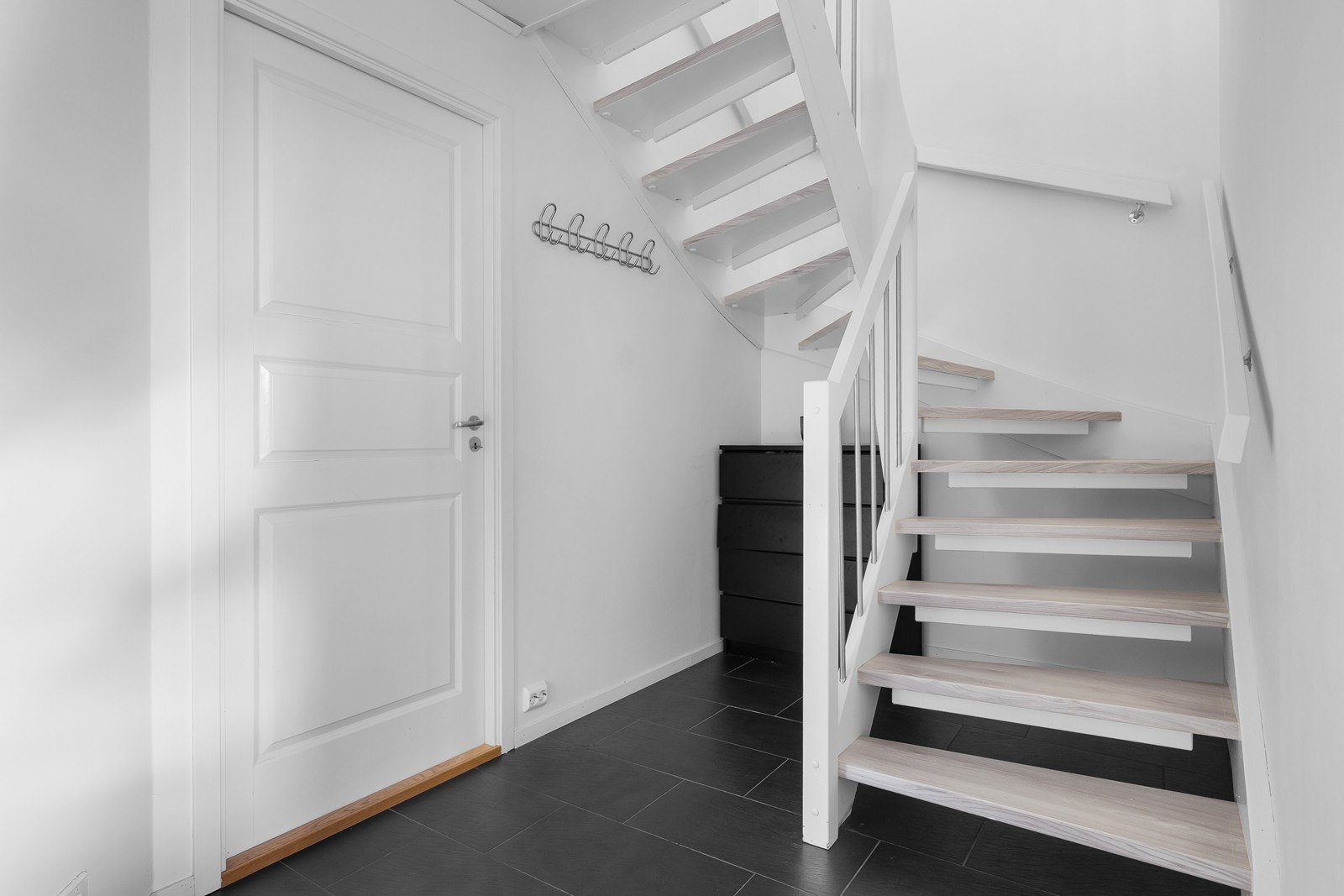 Lys stilren trapp som binder etasjene sammen og gir et moderne uttrykk. Galleribilde