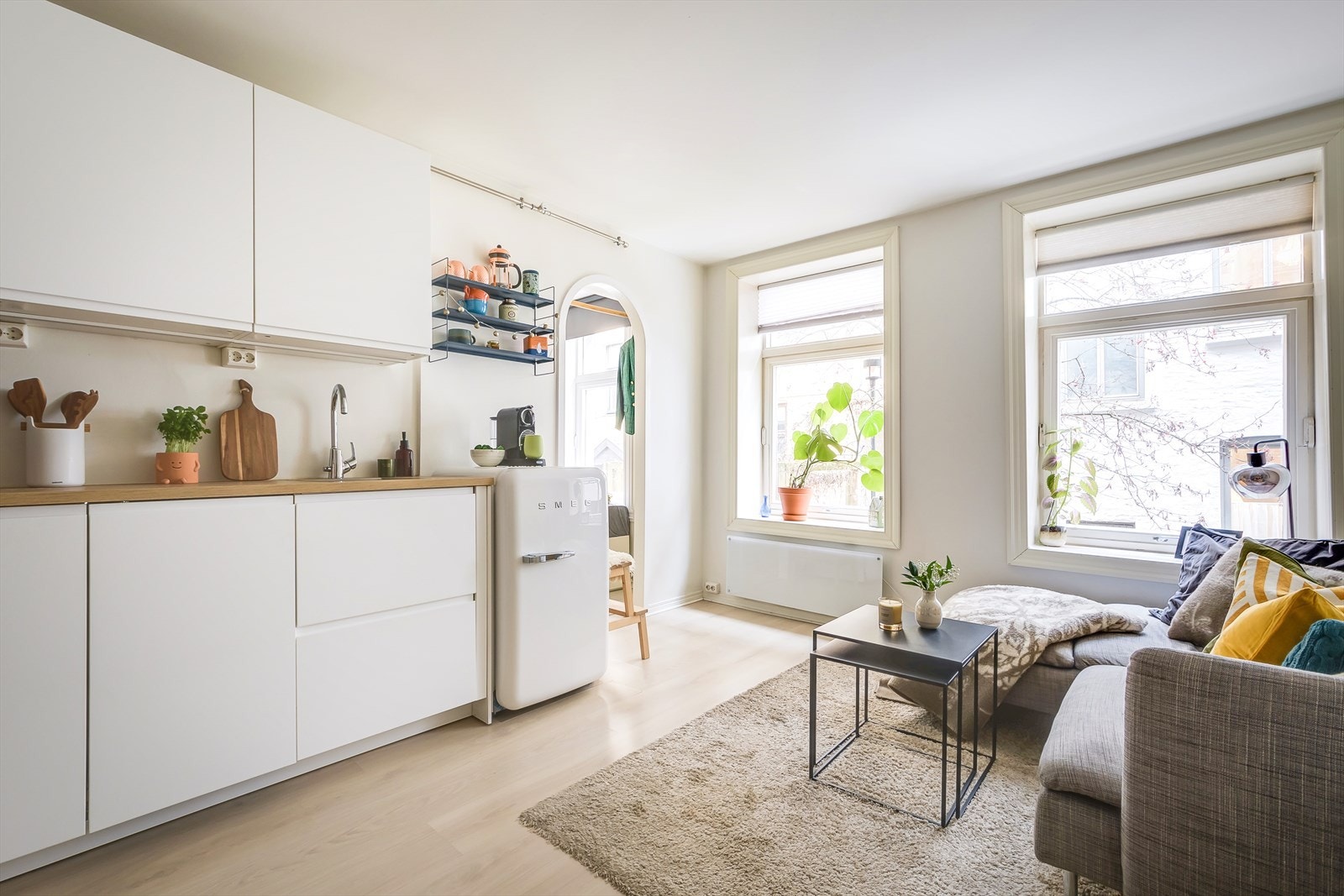 Arealeffektiv og lys leilighet som byr på et moderne kjøkken, koselig stue og store vinduer som slipper inn rikelig med dagslys Galleribilde