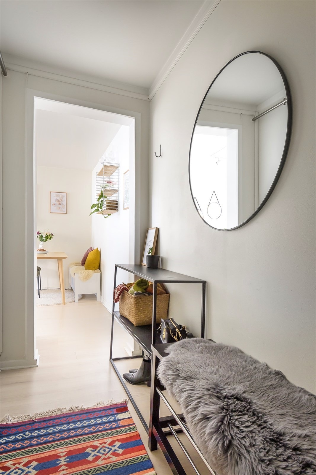 Fra entréen får du et godt førsteinntrykk av boligen Galleribilde