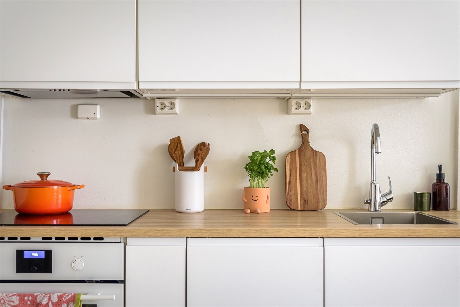 Kjøkkenet er utstyrt med integrerte hvitevarer som platetopp, stekeovn og oppvaskmaskin, samt et frittstående kjøleskap Galleribilde