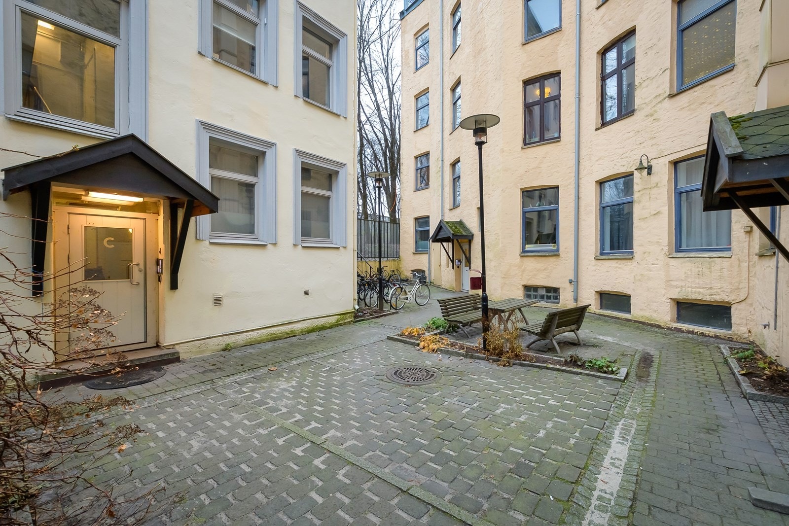 Hyggelig bakgård med benker for beboerne Galleribilde