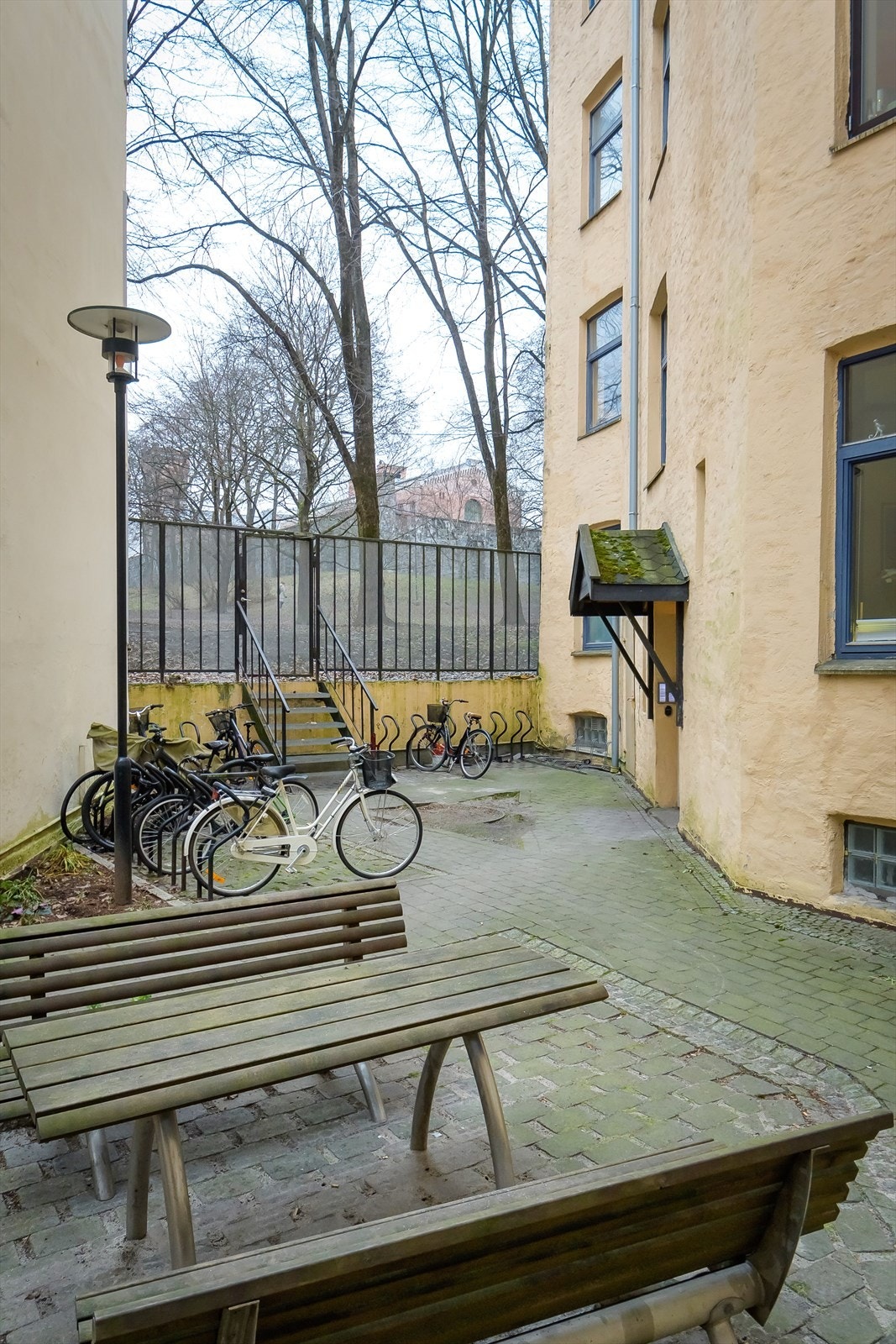 I bakgården finner du beboernes sykkelparkering Galleribilde