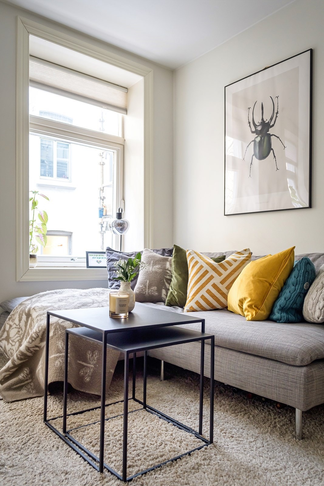 De store vinduene slipper inn rikelig med dagslys og skaper en luftig atmosfære Galleribilde