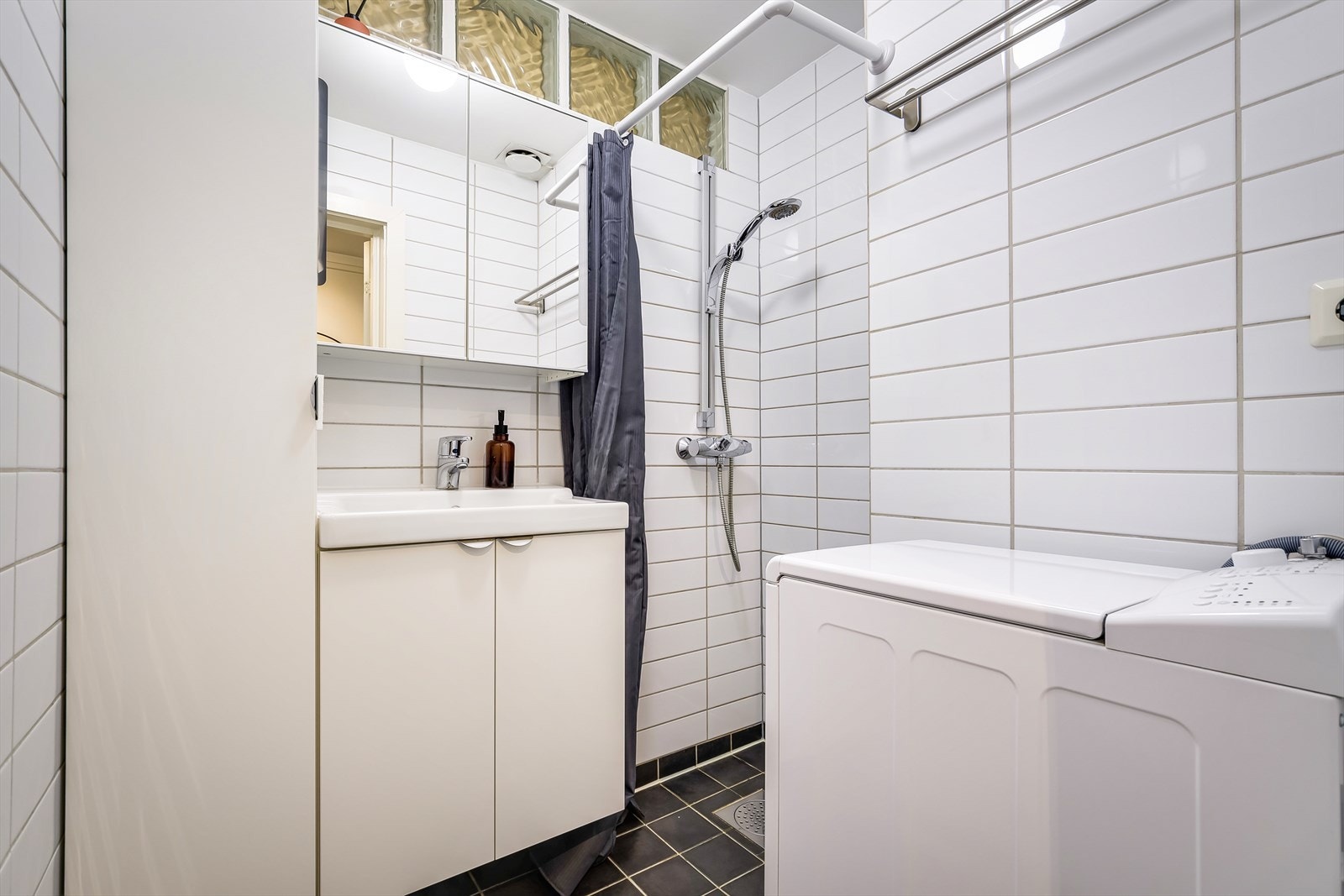 Flislagt bad med gulvvarme og ventilasjon via felles anlegg Galleribilde