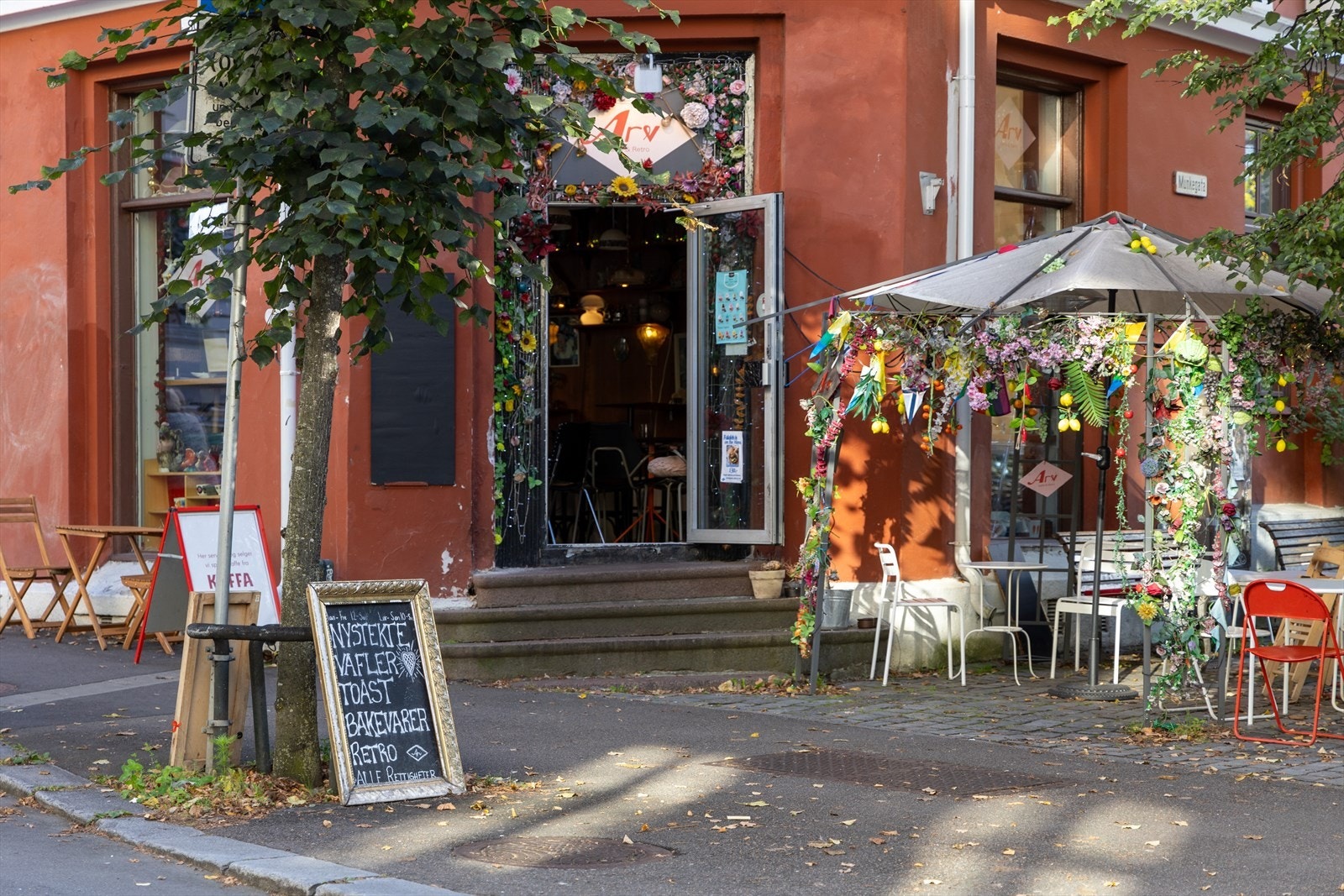 Arv Kaffe & Retro ligger rett over veien og er en lokal nabolagskafé og vinbar. Her arrangeres det ofte quiz og andre spennende arrangement Galleribilde