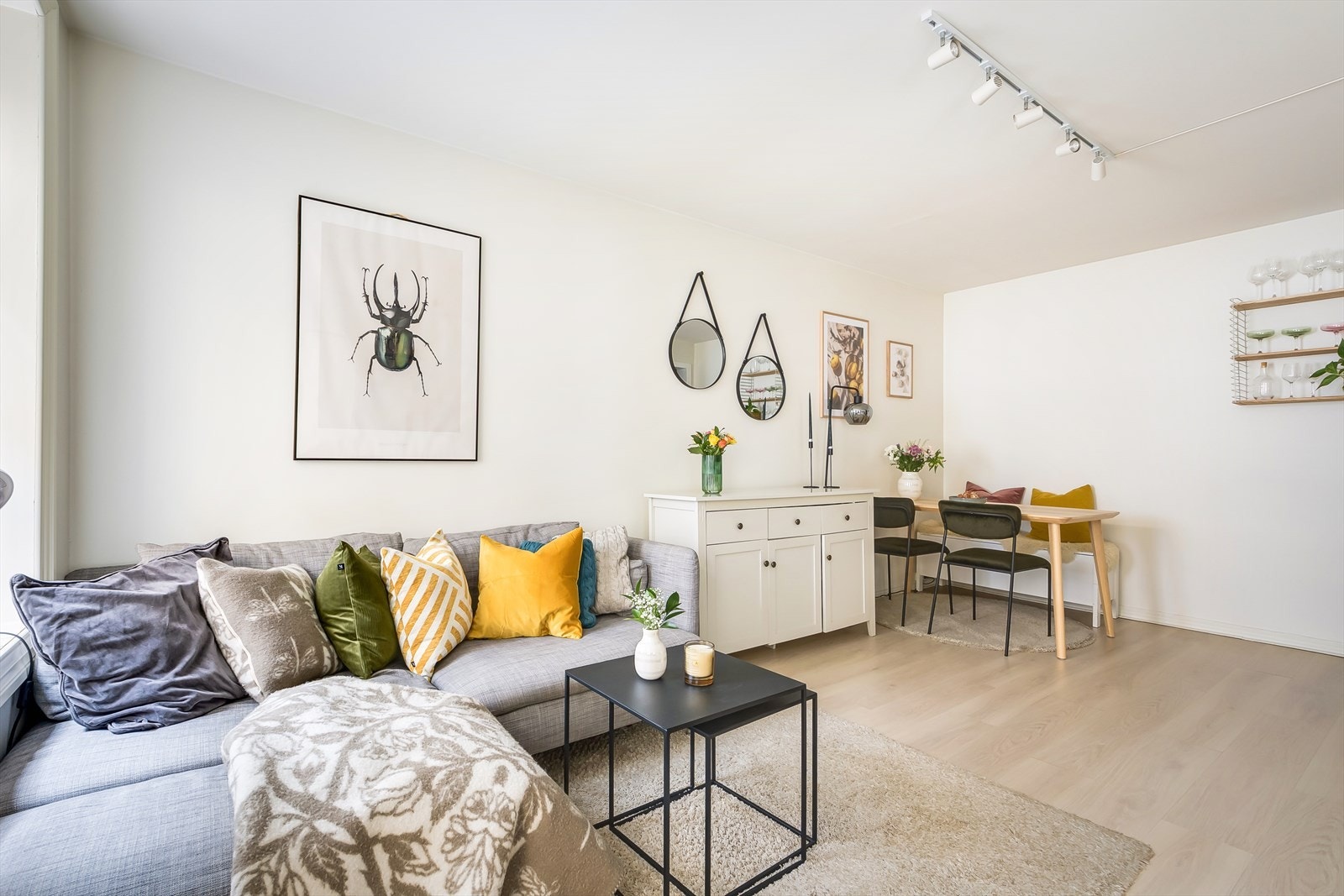 Den romslige planløsningen gir god plass til sofa, spisebord og øvrig møblement Galleribilde